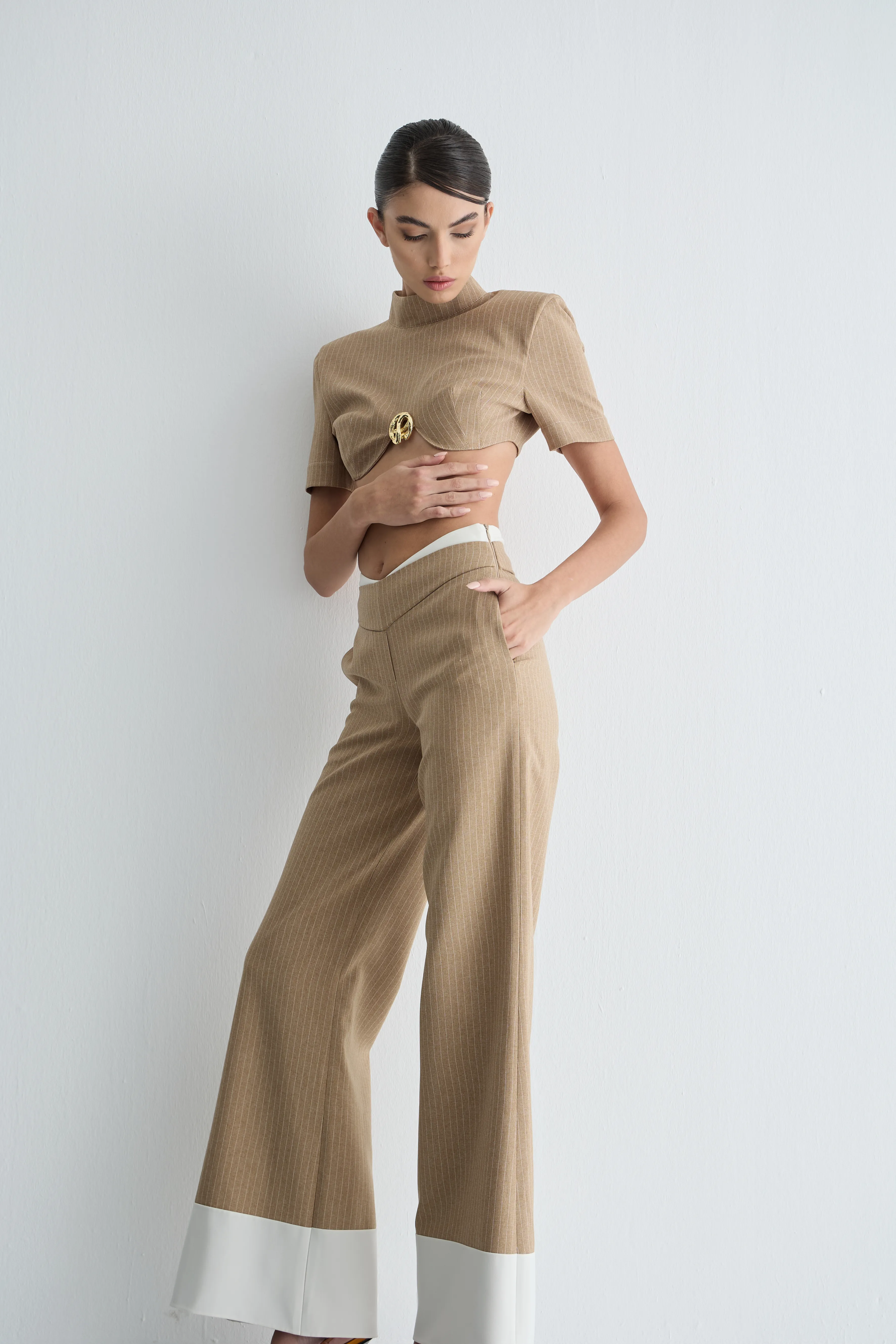 Paçaları Beyaz Detaylı Bej Pantolon