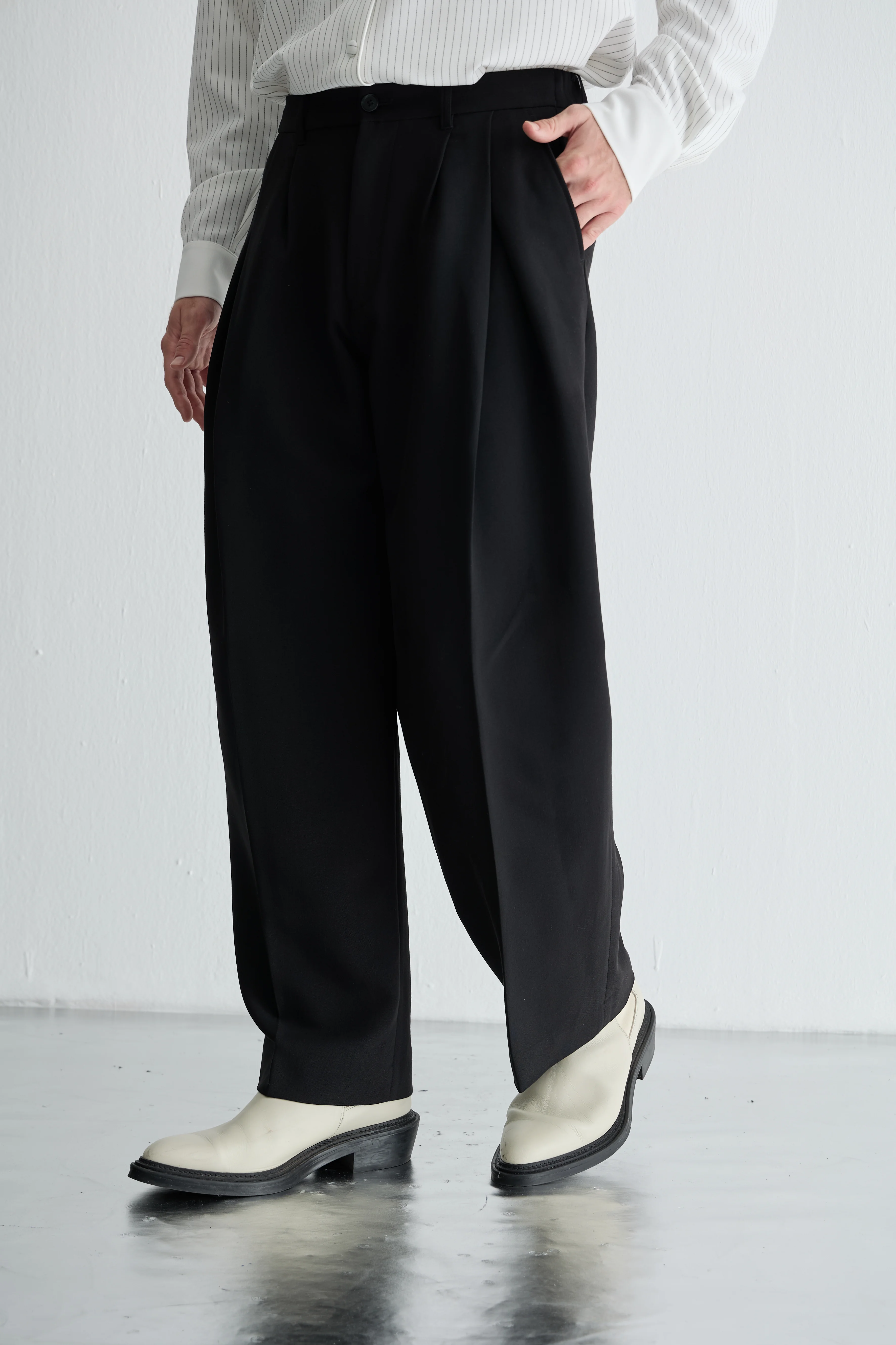 Siyah Pileli Pantolon