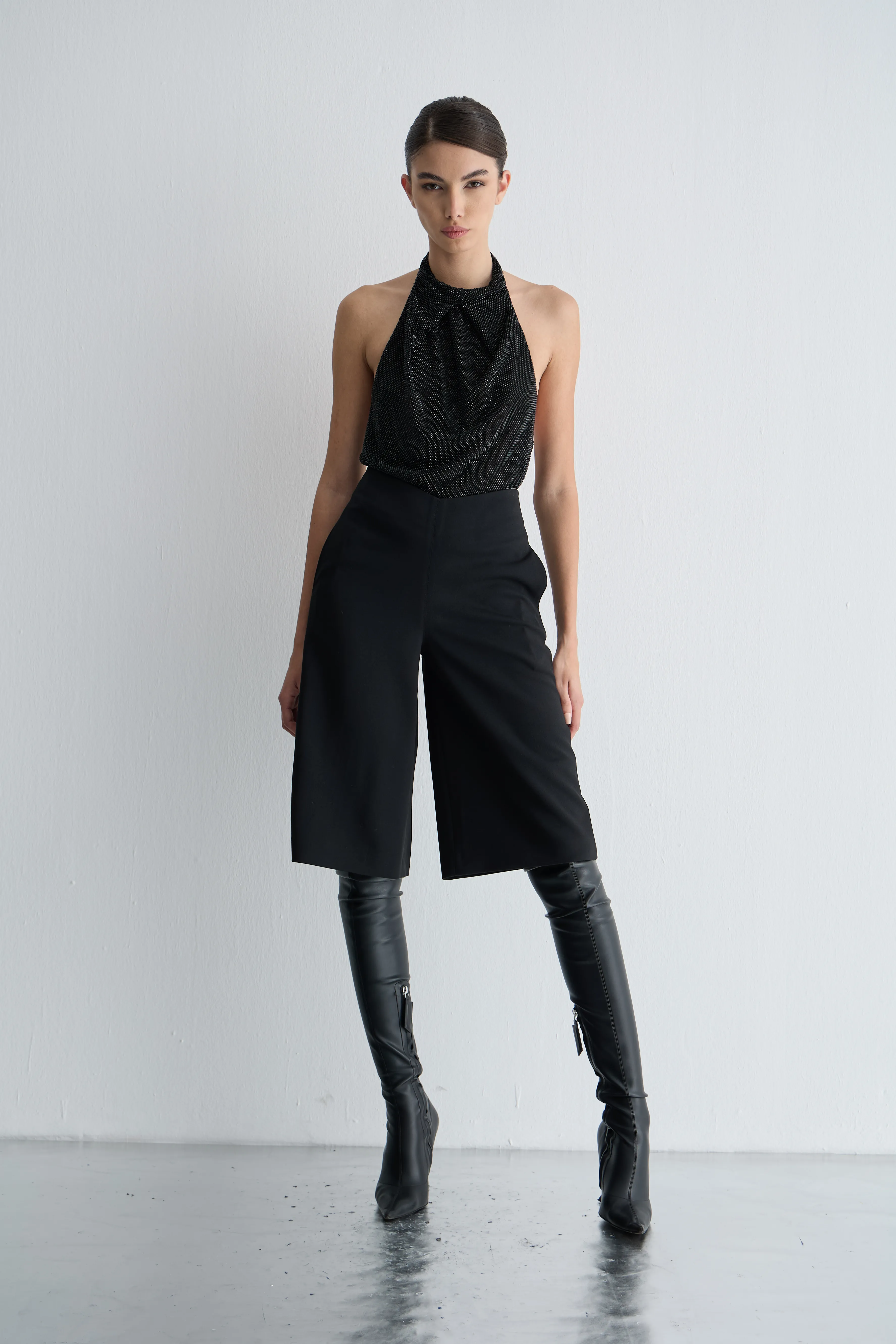 Taşlı Boğazlı Sırtı Açık Bluz