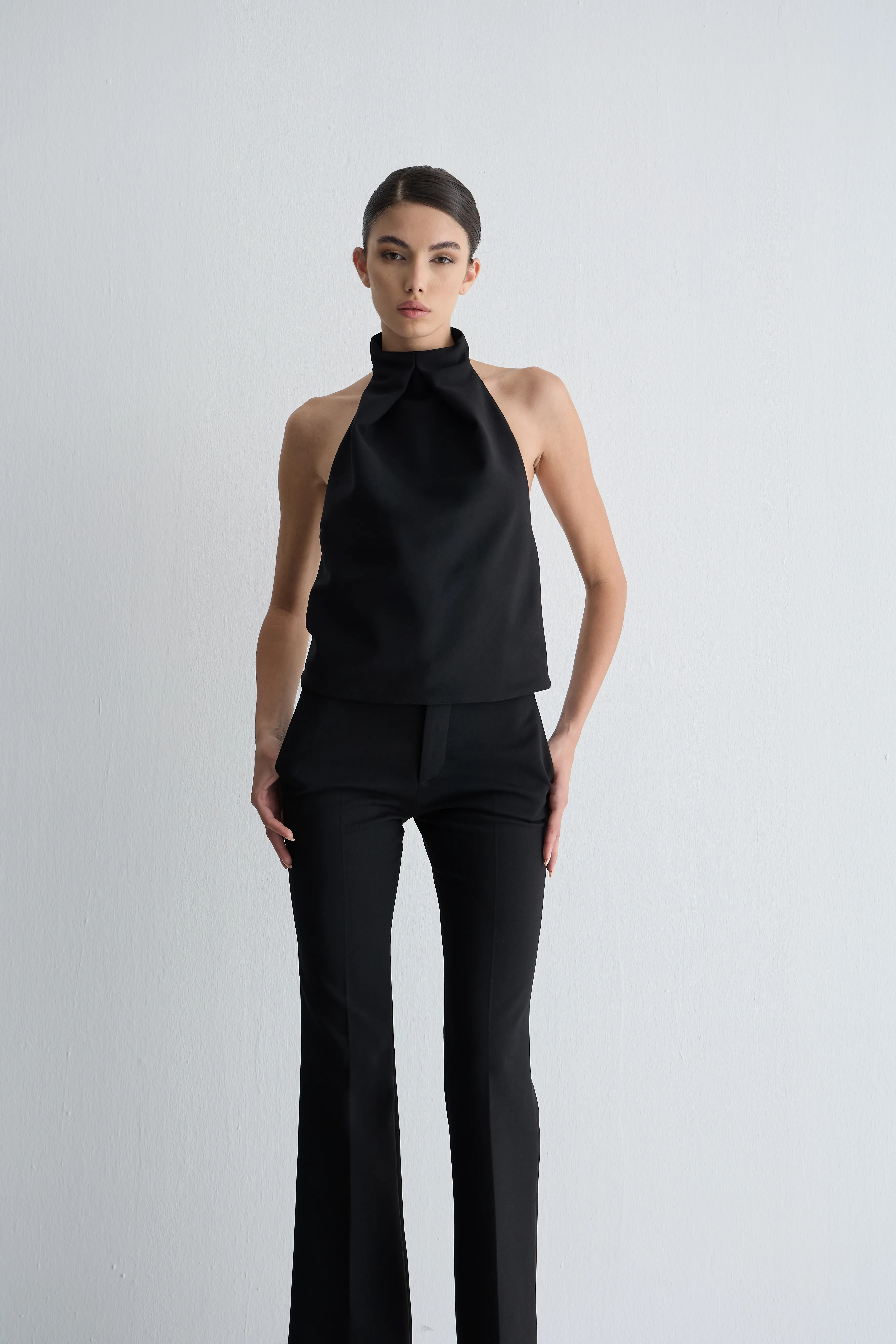 Boğazlı Sırtı Açık Bluz