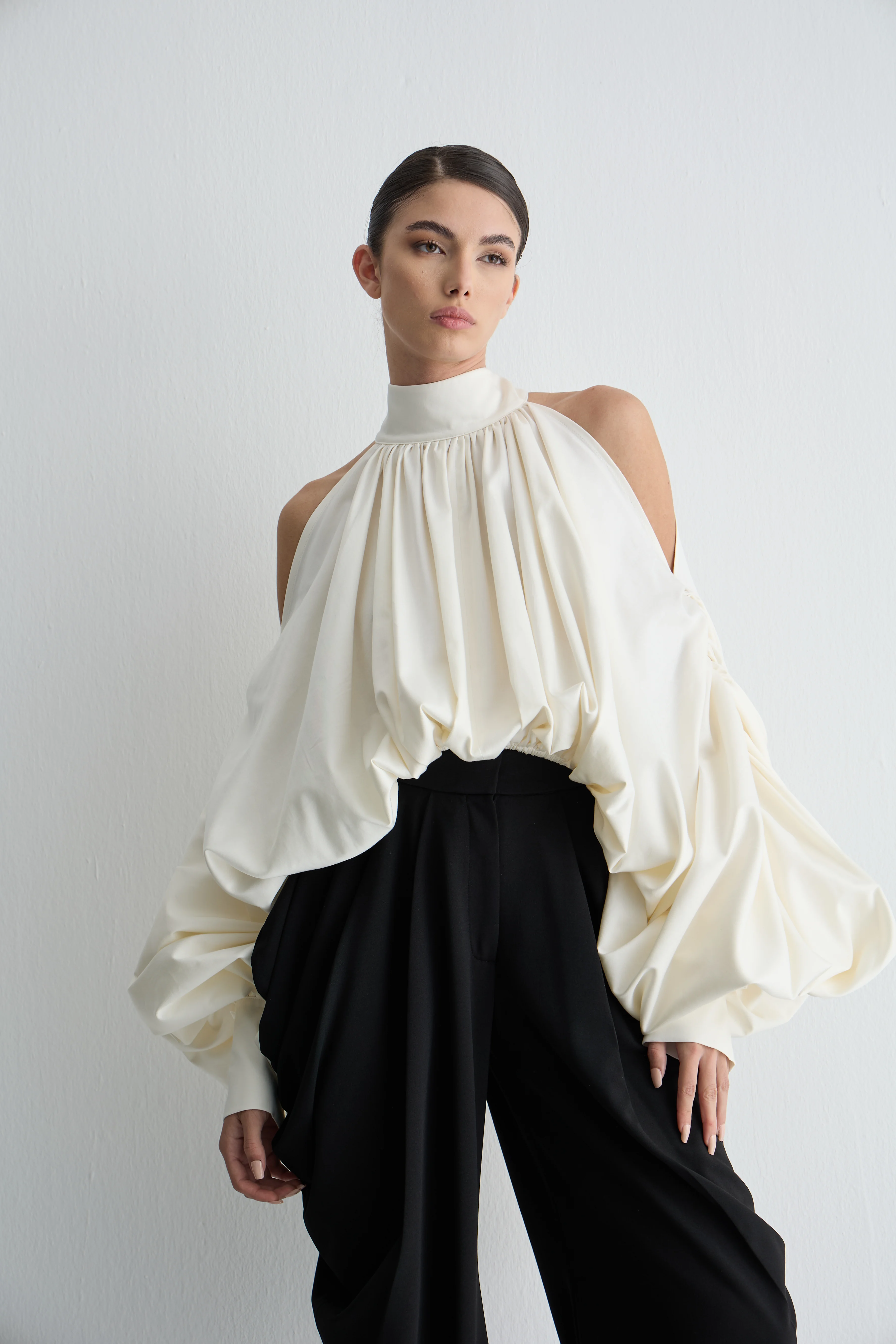 Omuzları Açık Büzgülü Poplin Gömlek