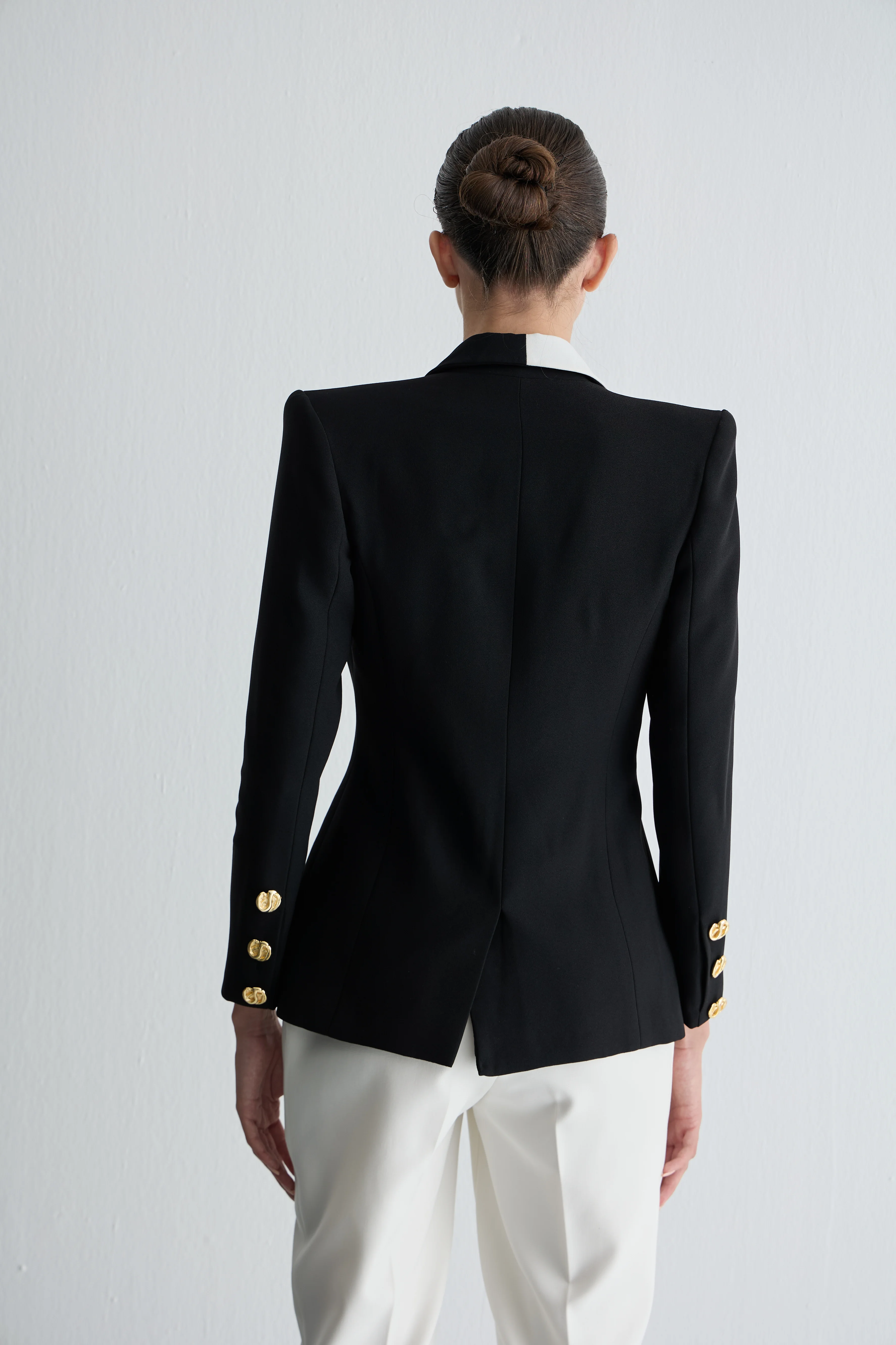 Beyaz Yaka Detaylı Siyah Oturan Ceket