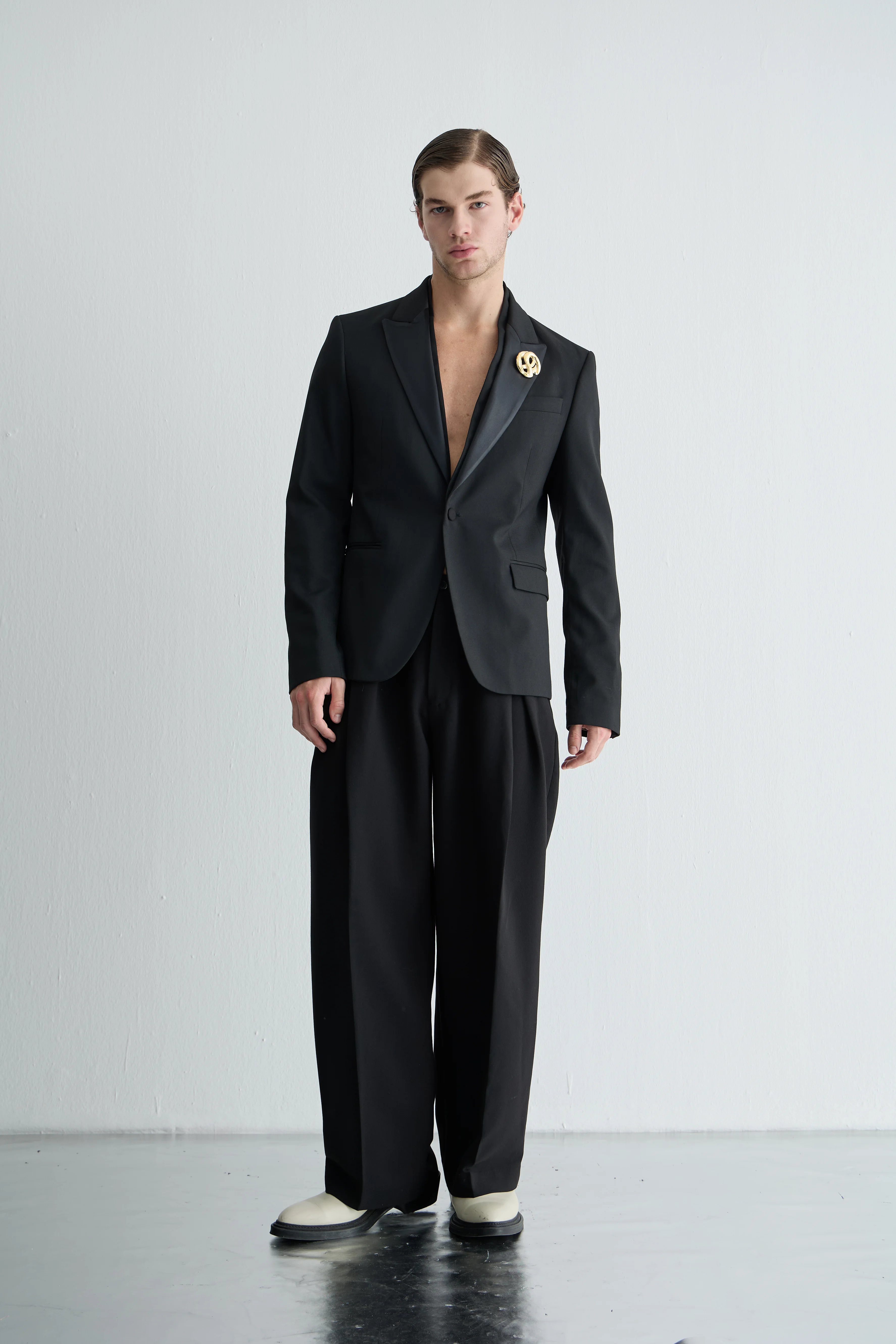 Siyah Gold Broş Detaylı Ceket