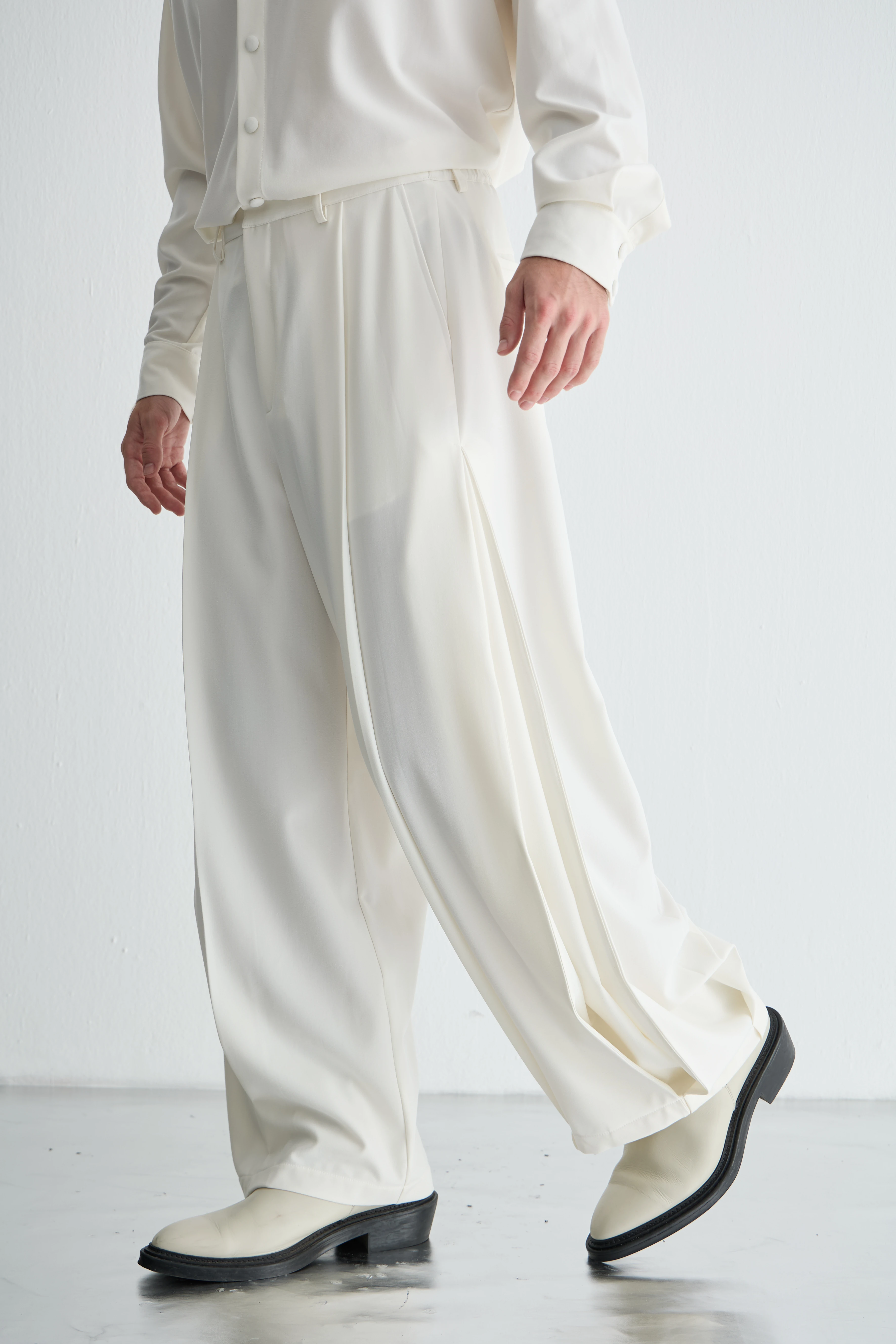 Beyaz Pileli Pantolon