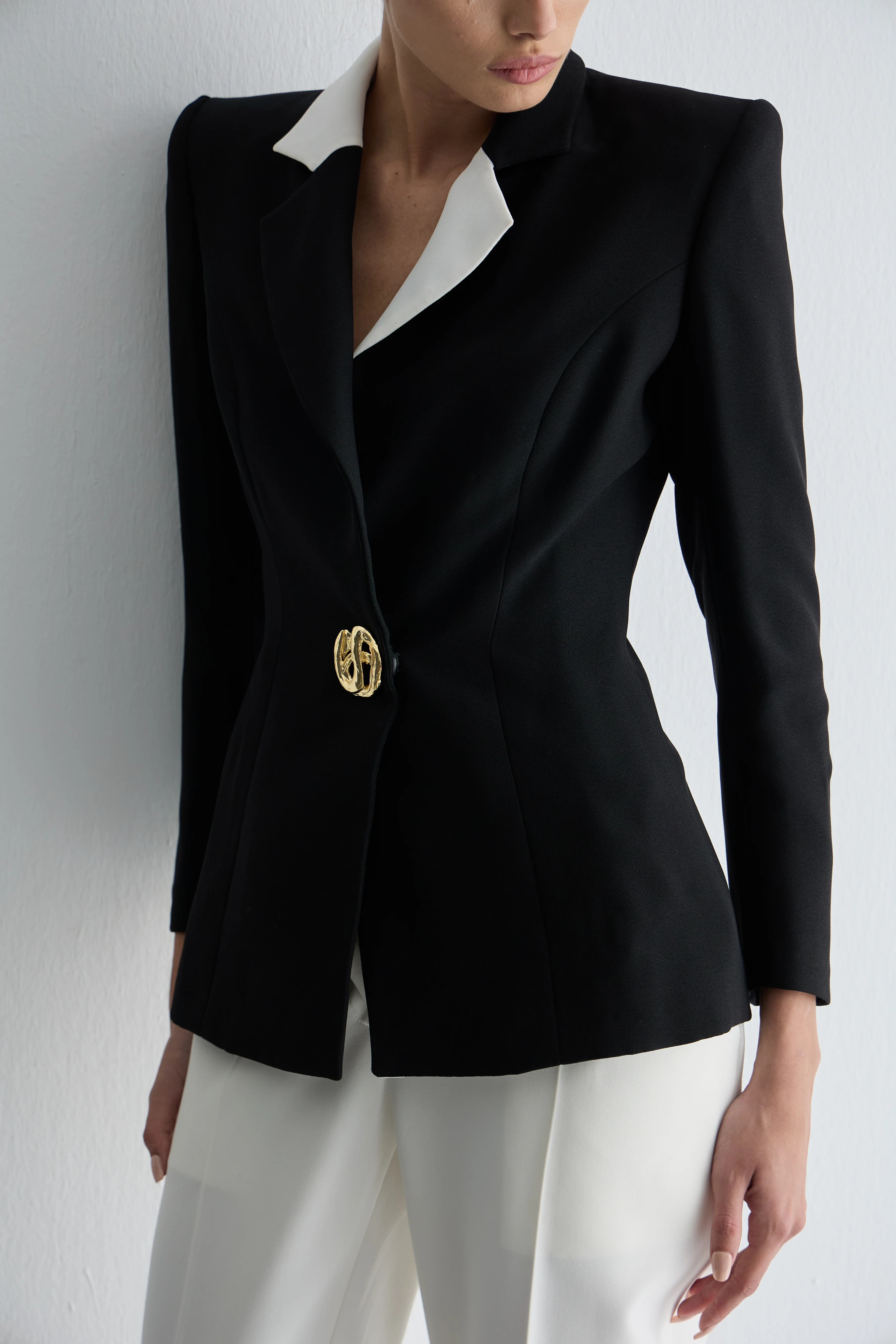 Beyaz Yaka Detaylı Siyah Oturan Ceket