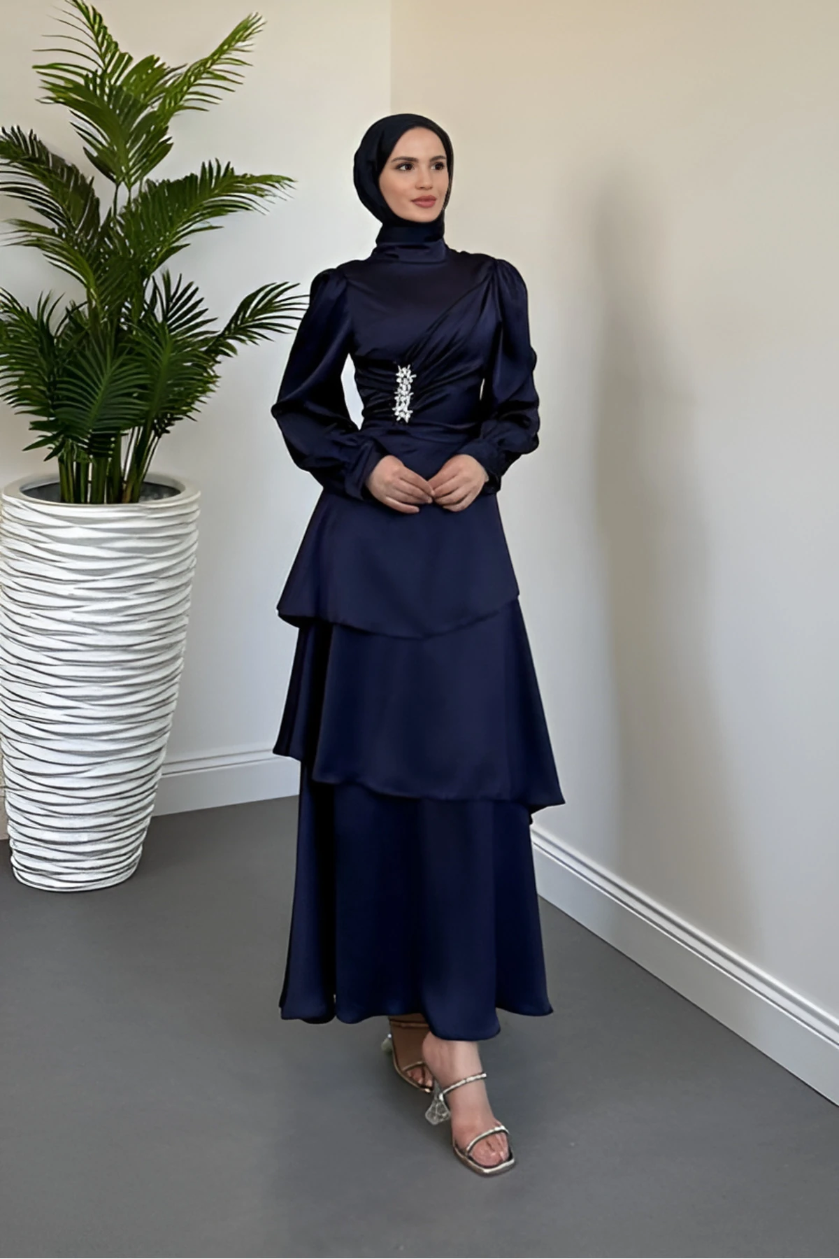 Yandan Taşlı Kat Kat Saten