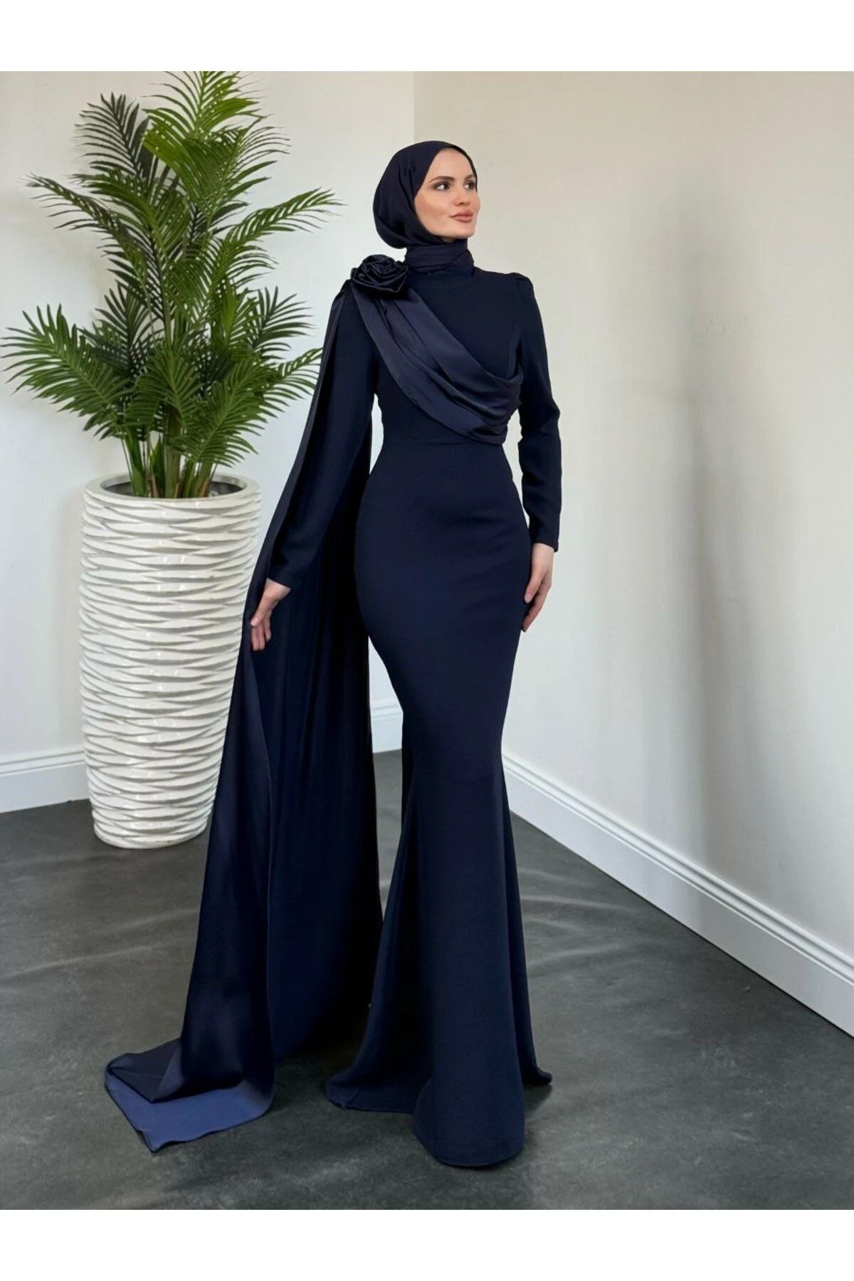 Krep Kumaş Pelerinli Elbise