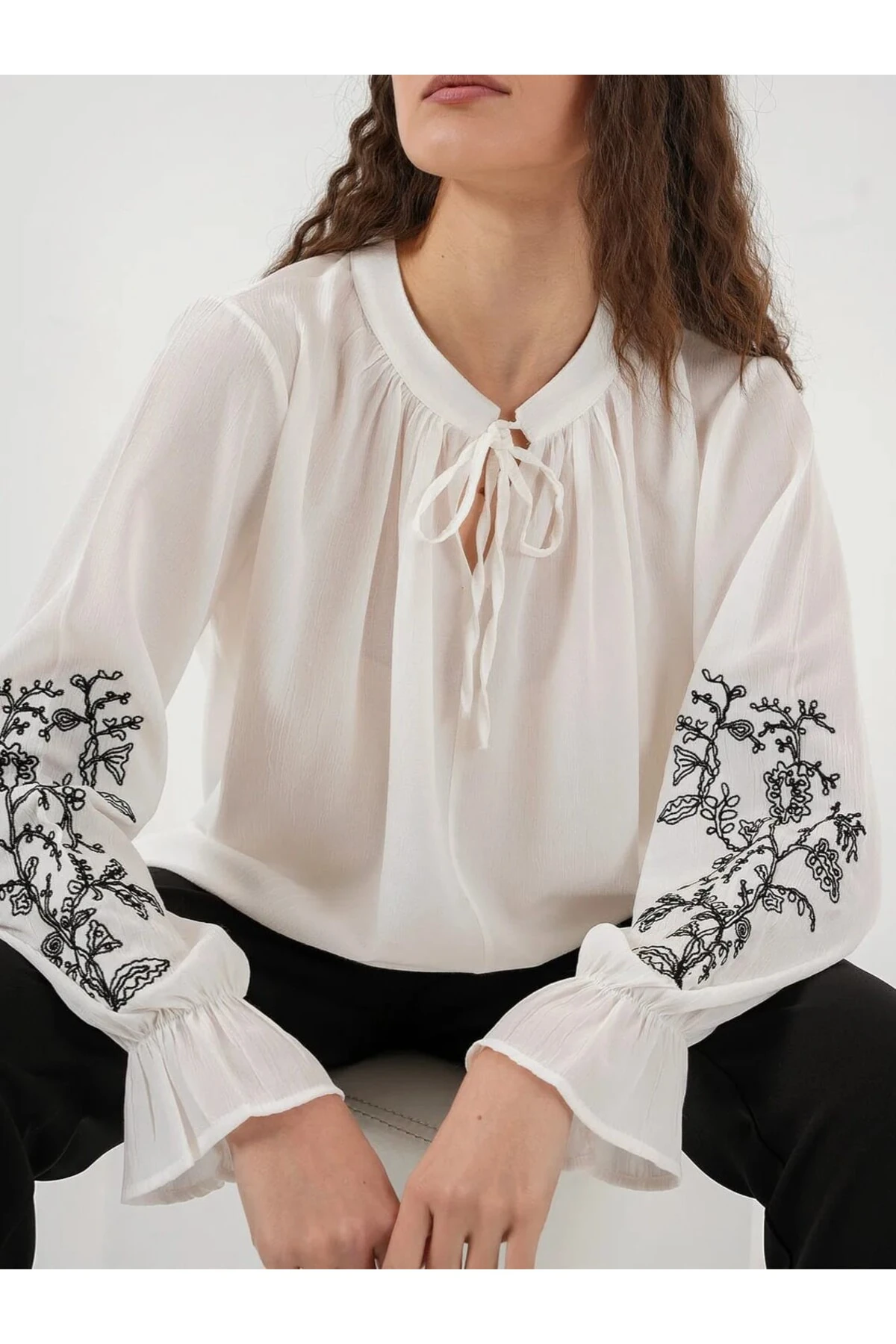 Kolu Nakışlı Bluz