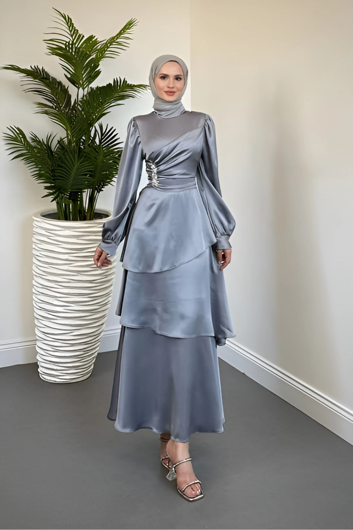 Yandan Taşlı Kat Kat Saten