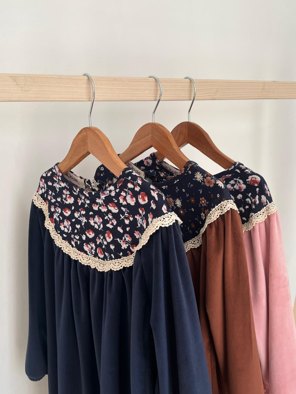 Kadife Dantelli Elbise