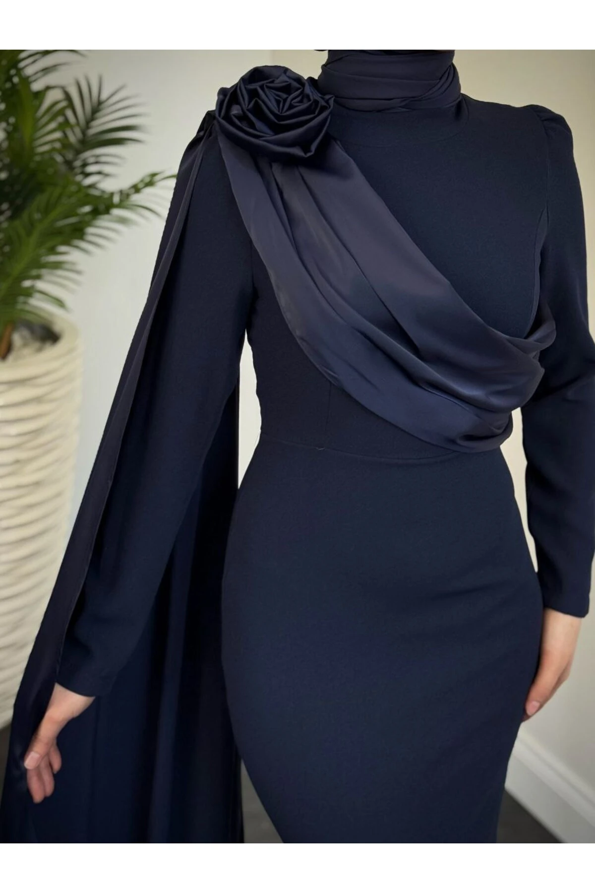 Krep Kumaş Pelerinli Elbise