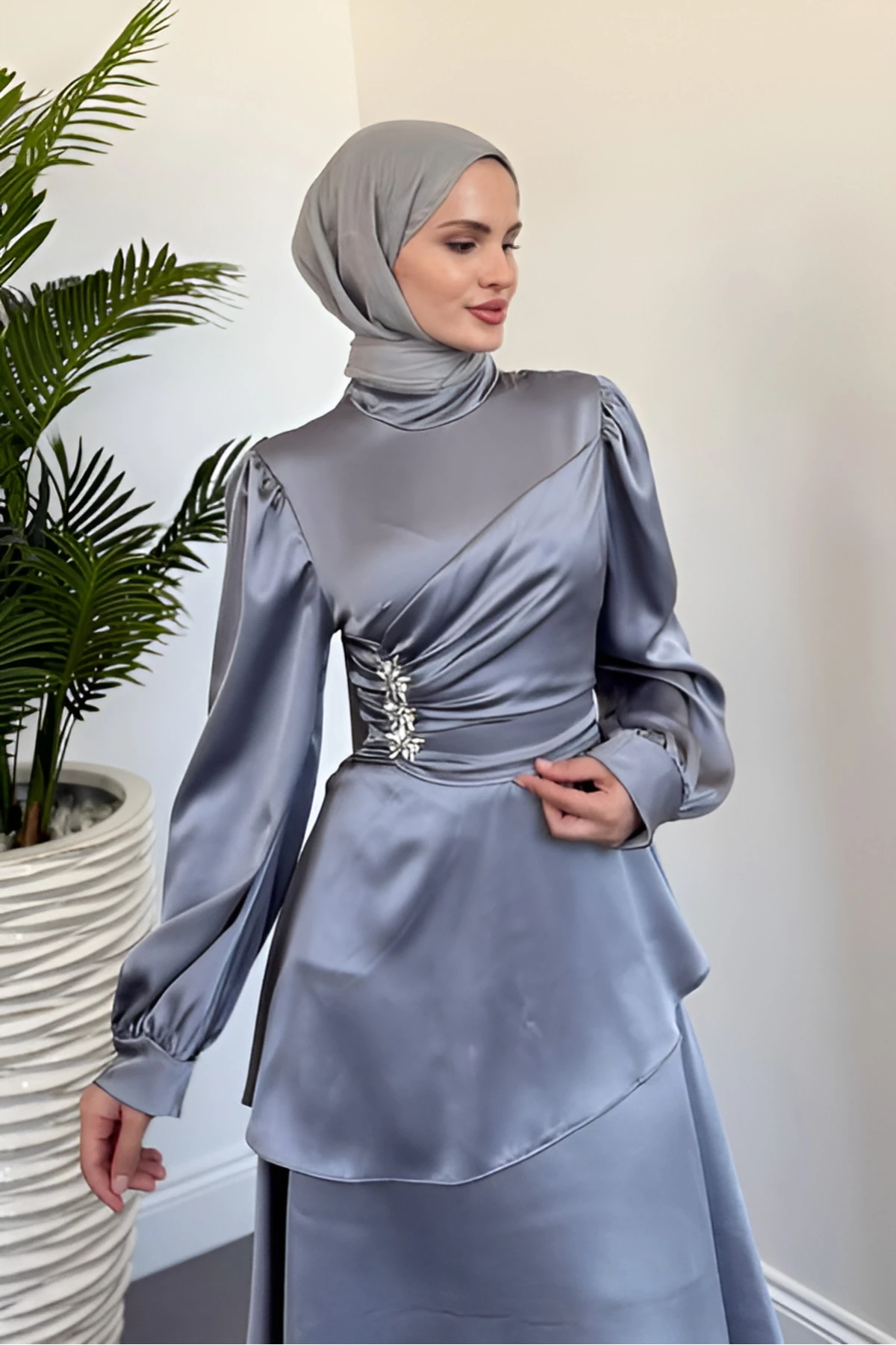 Yandan Taşlı Kat Kat Saten