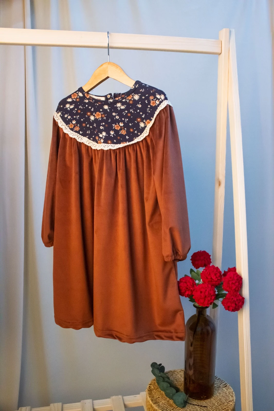 Kadife Dantelli Elbise