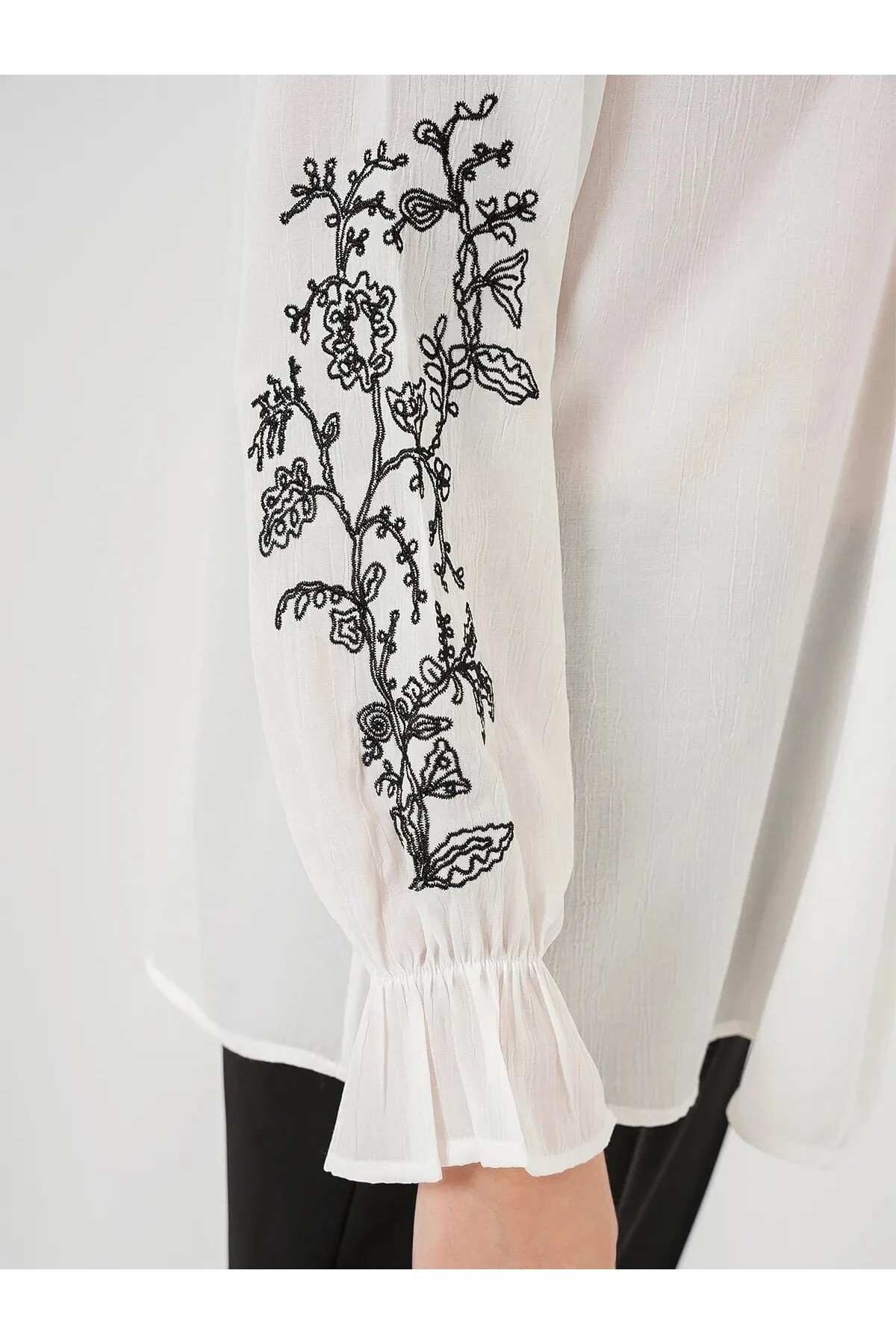 Kolu Nakışlı Bluz
