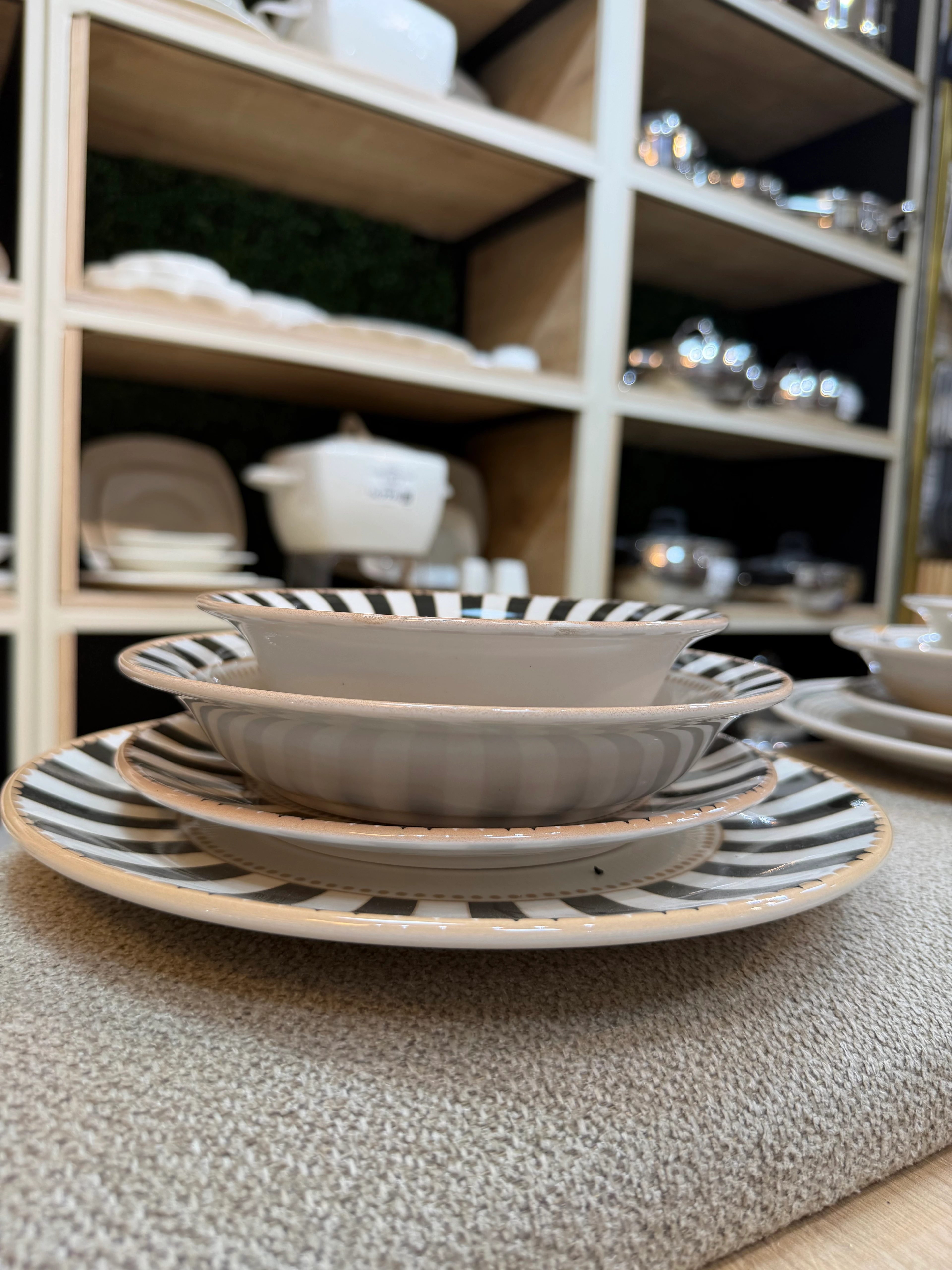 GÜNLÜK YEMEK TAKIMI 24 PARÇA / SİYAH KUŞ