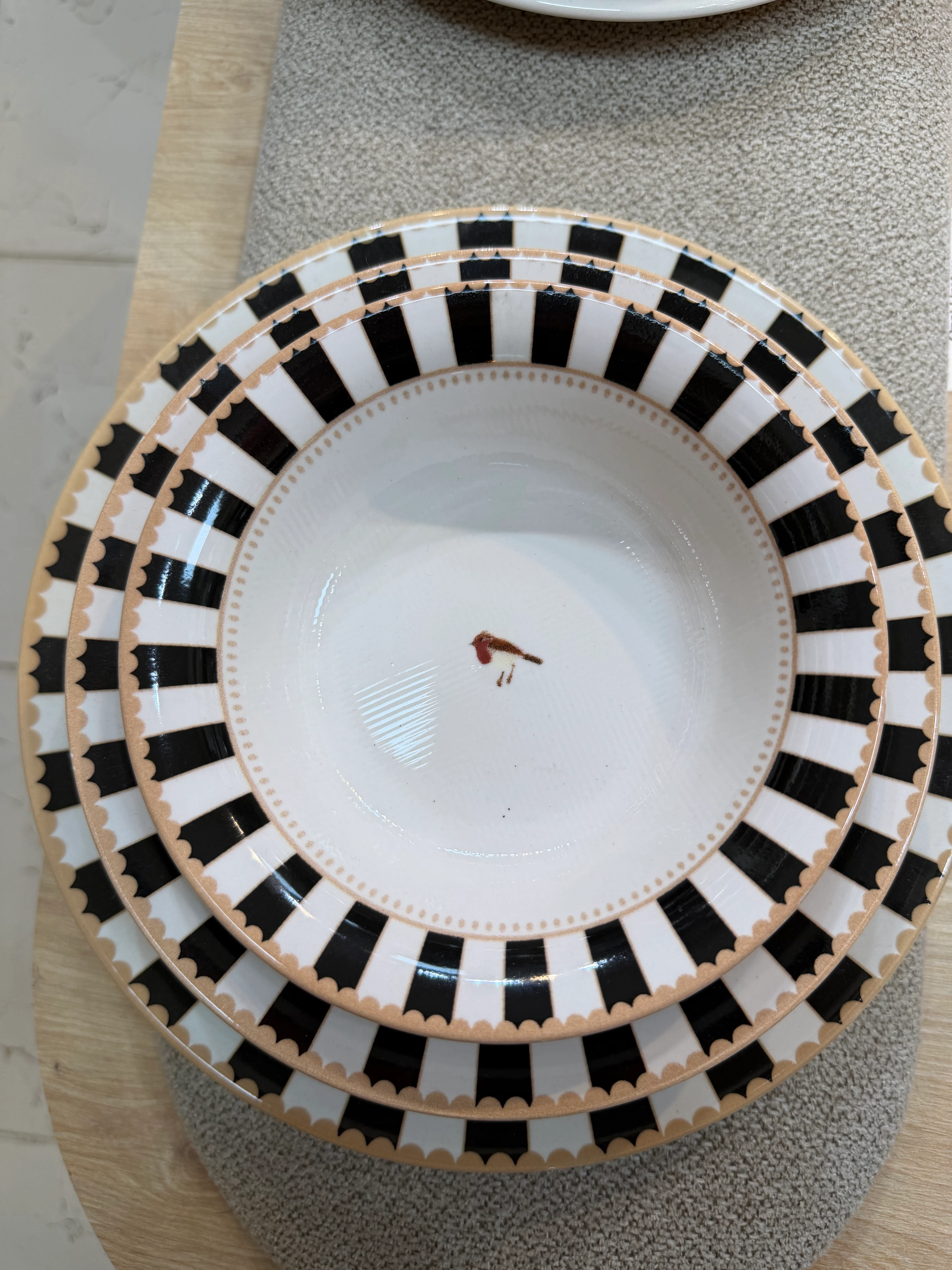 GÜNLÜK YEMEK TAKIMI 24 PARÇA / SİYAH KUŞ