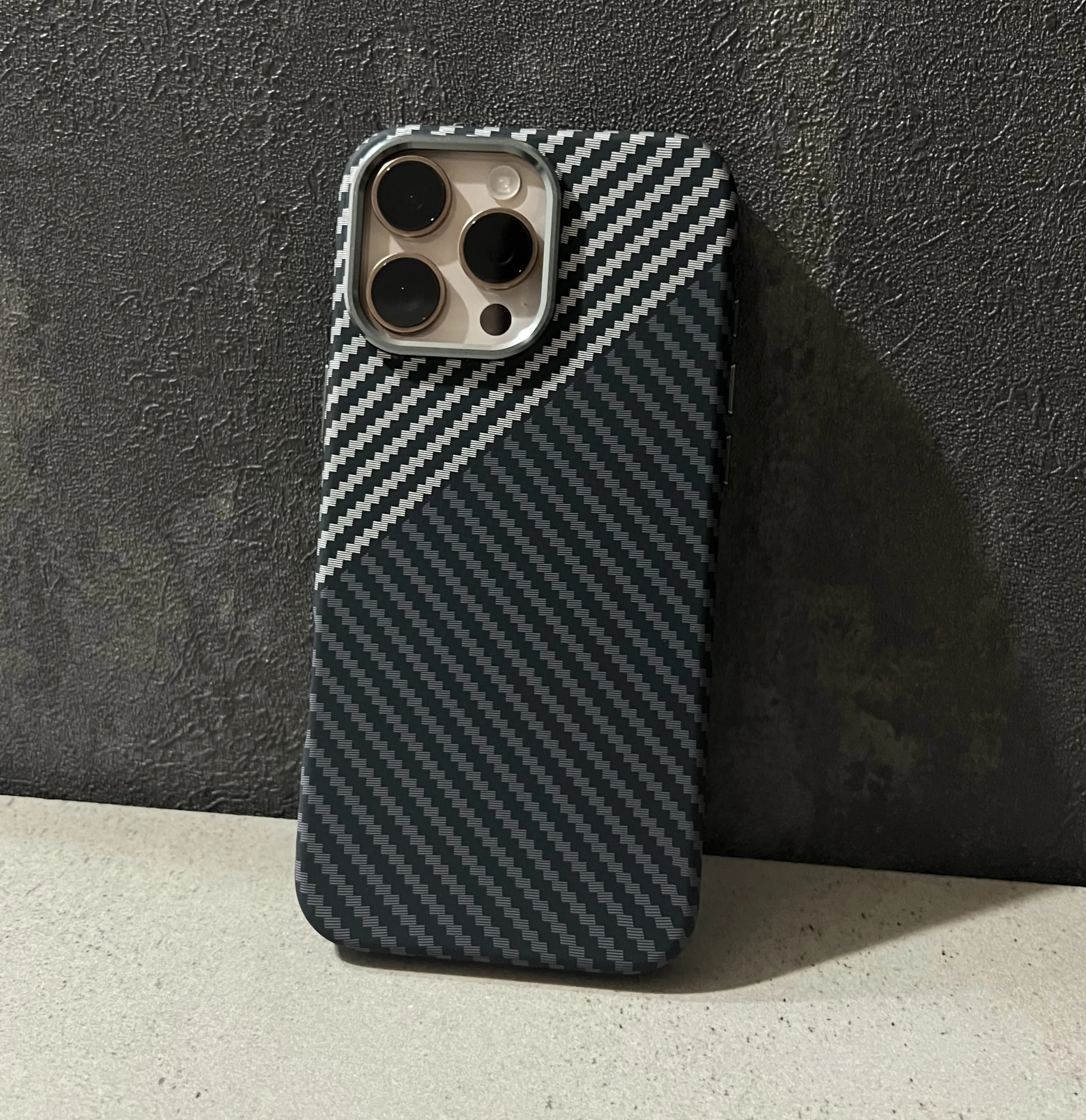 BLACK-GRAY KARBON MAGSAFE KILIF