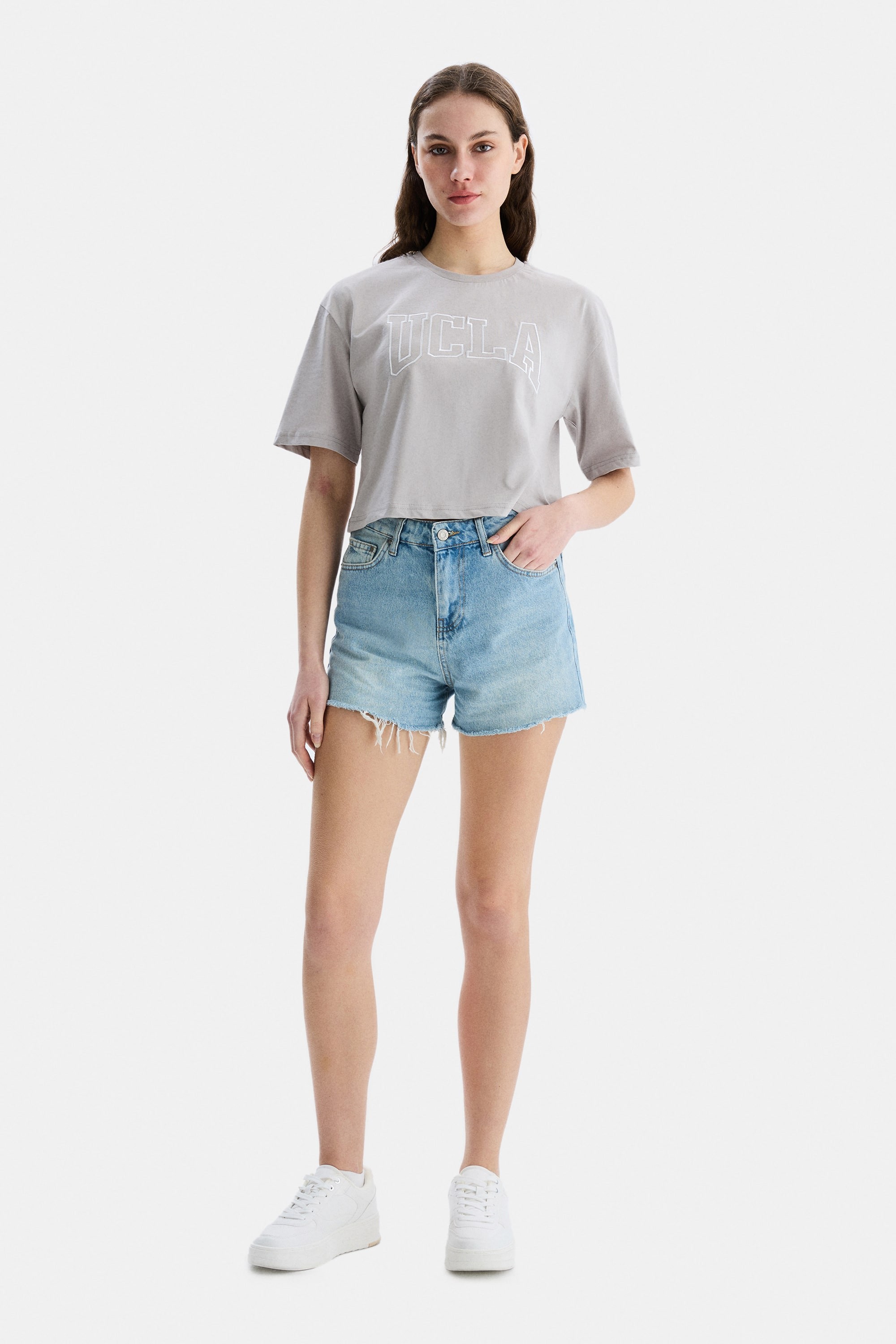 HELENA Gri Bisiklet Yaka Oversize Crop Nakışlı Oversize Kadın Tshirt