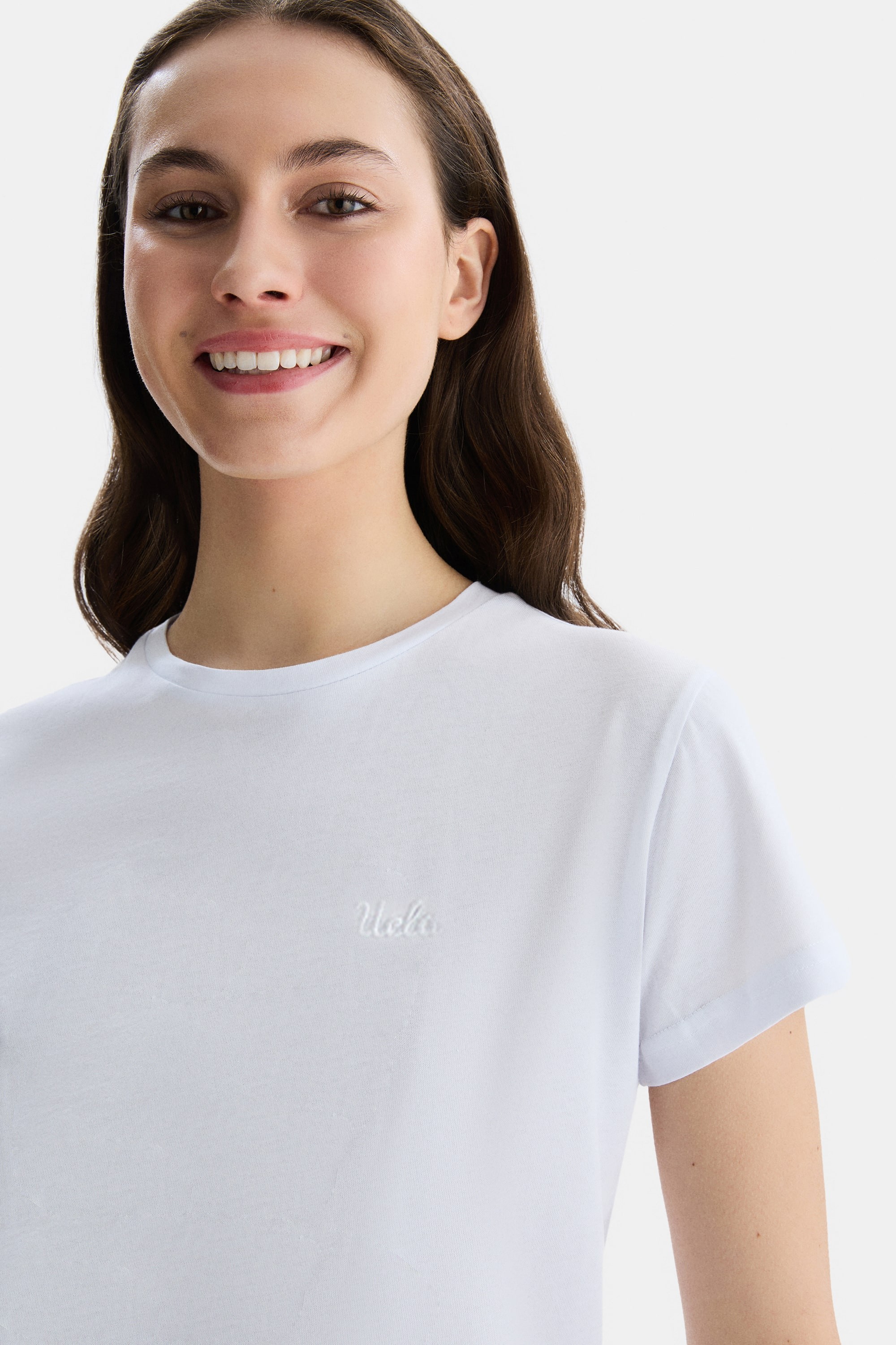 DESTINA Beyaz Bisiklet Yaka Nakışlı Kadın Tshirt