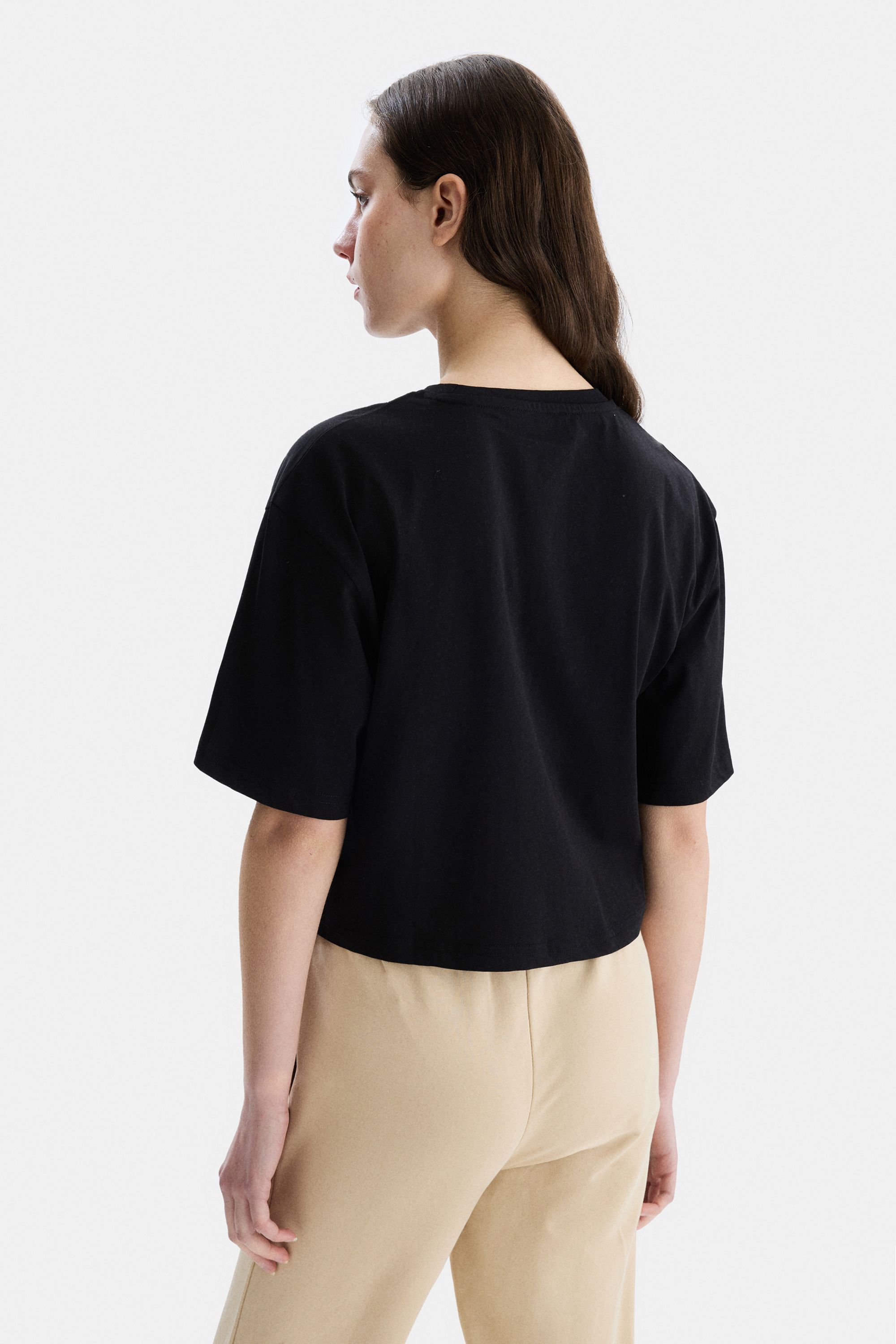 HELENA Siyah Bisiklet Yaka Crop Nakışlı Oversize Kadın Tshirt