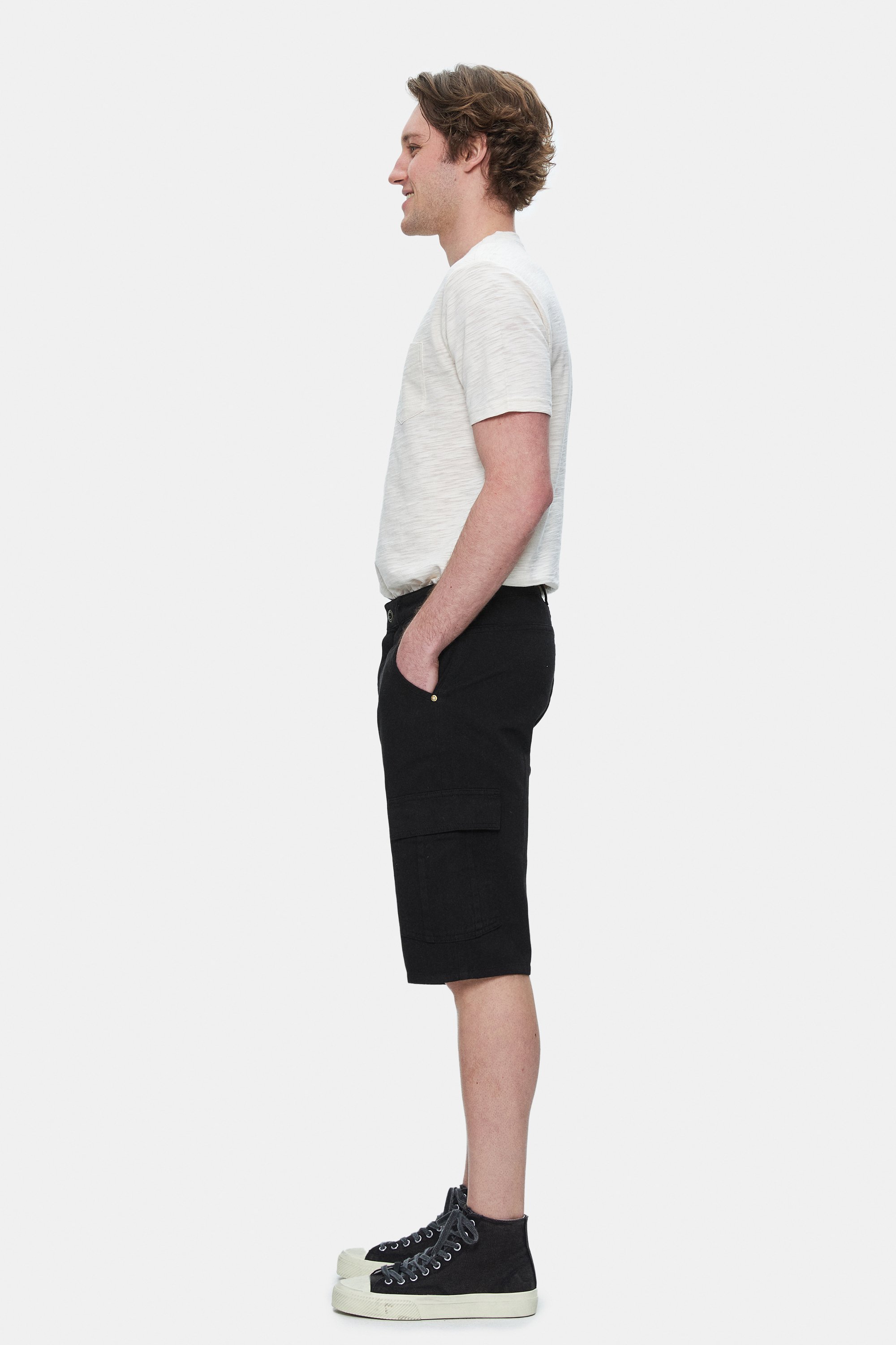 BLEWIN Siyah Kargo Cepli Gabardin Nakışlı Standard Fit Erkek Şort