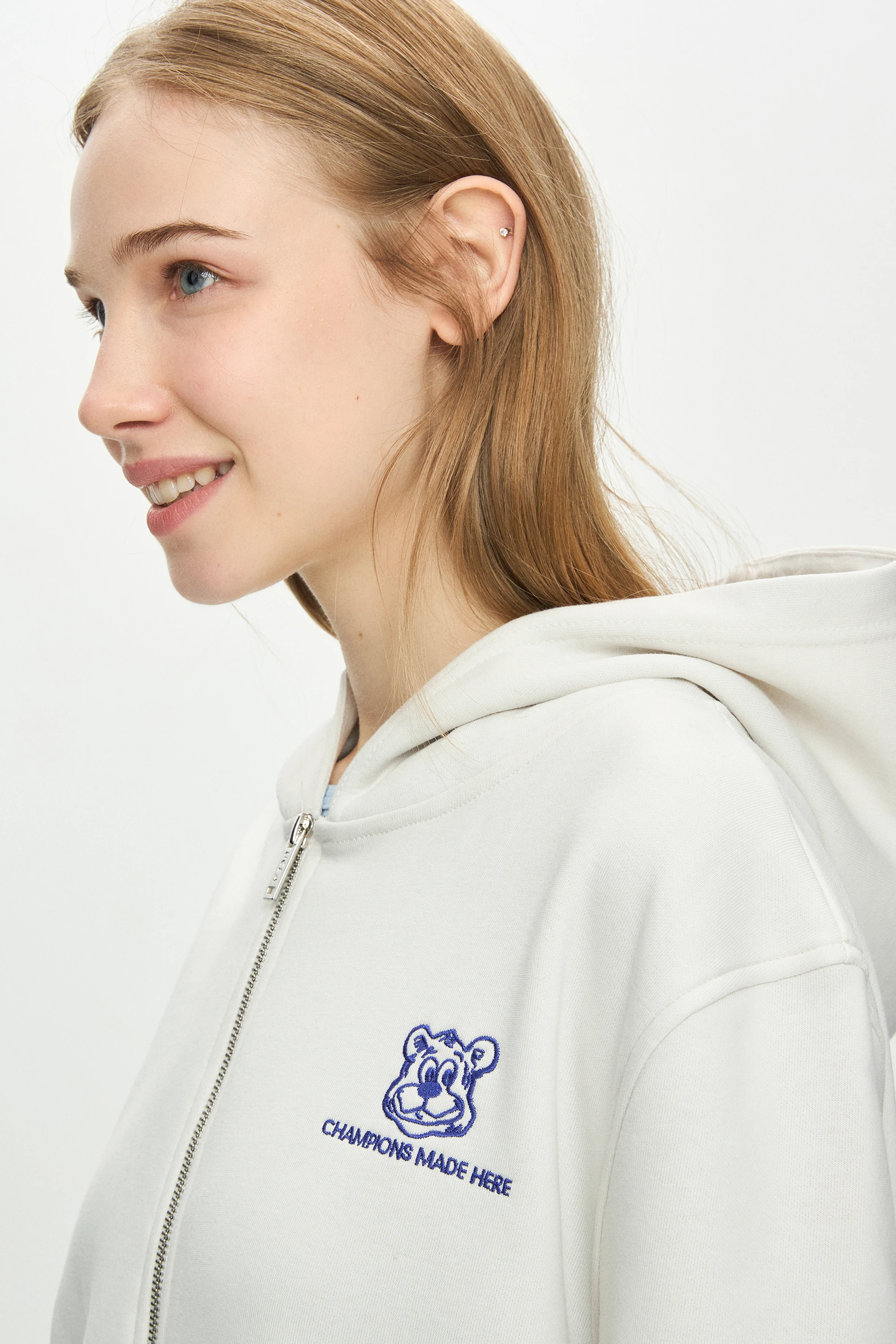 ESTHER Kemik Rengi Fermuarlı ve Cepli Şardonlu Nakışlı Loose Fit Kadın Sweatshirt