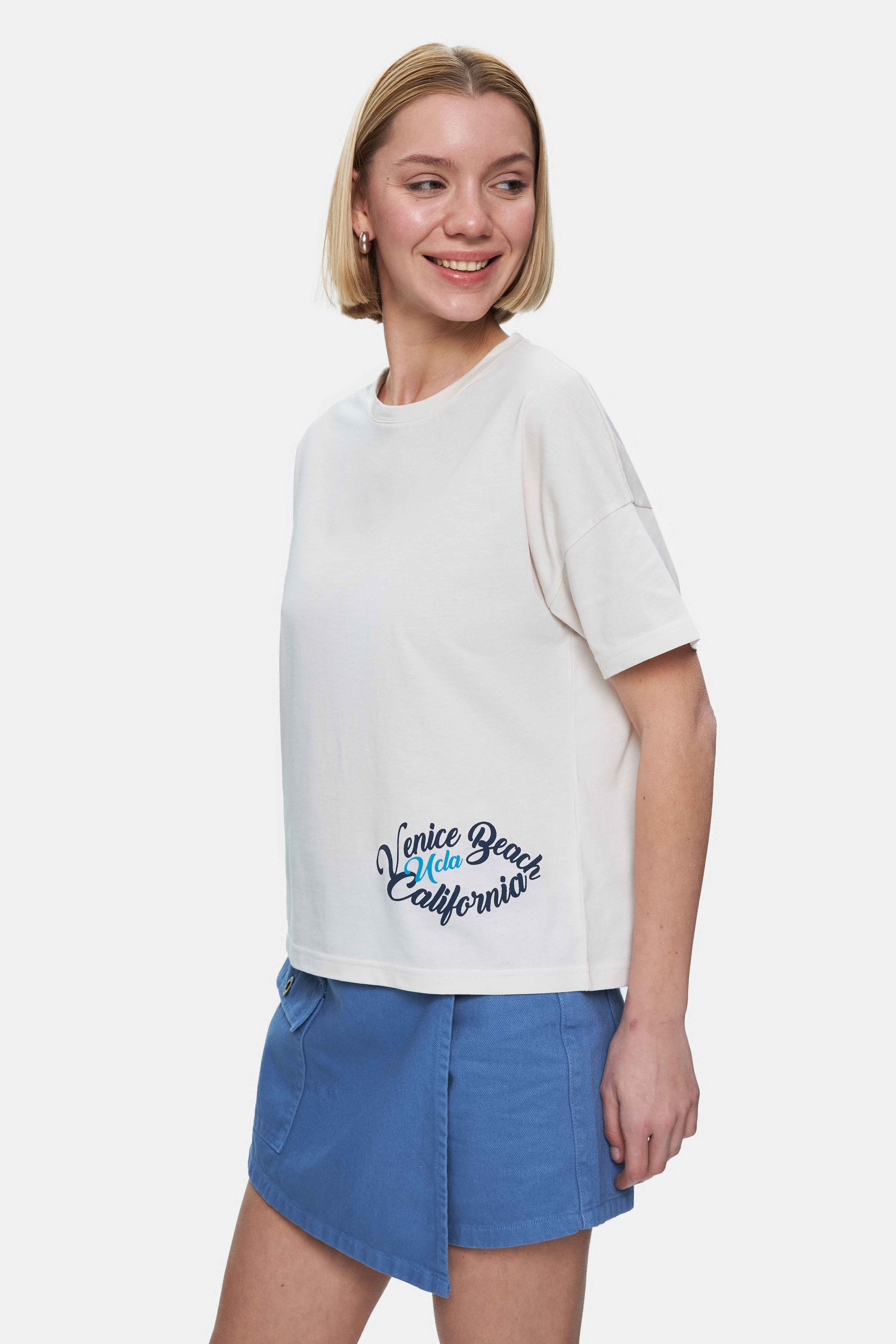 ODETTE Kemik Rengi Bisiklet Yaka Varak Baskılı Loose Fit Kadın Tshirt