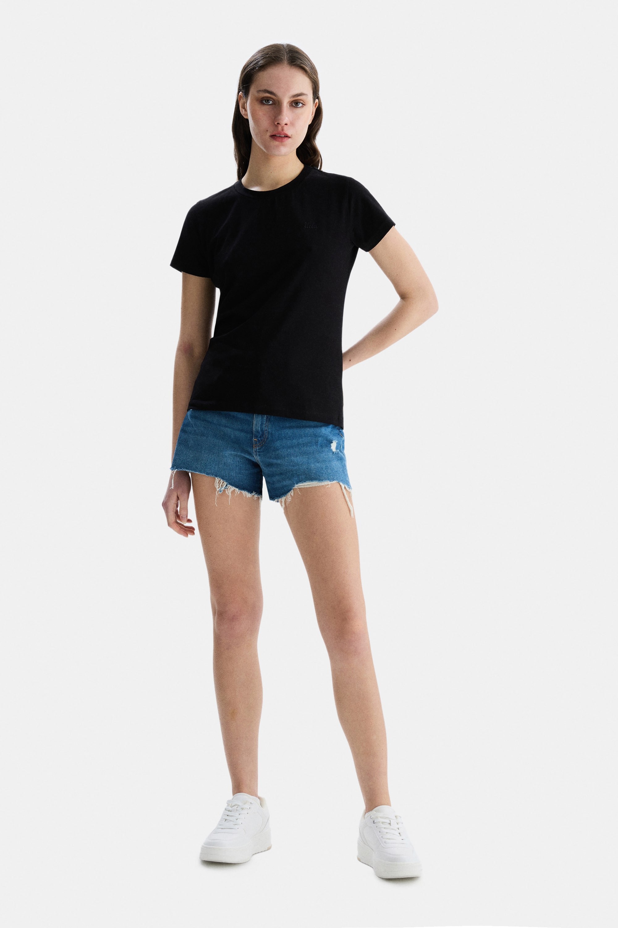 DESTINA Siyah Bisiklet Yaka Nakışlı Kadın Tshirt