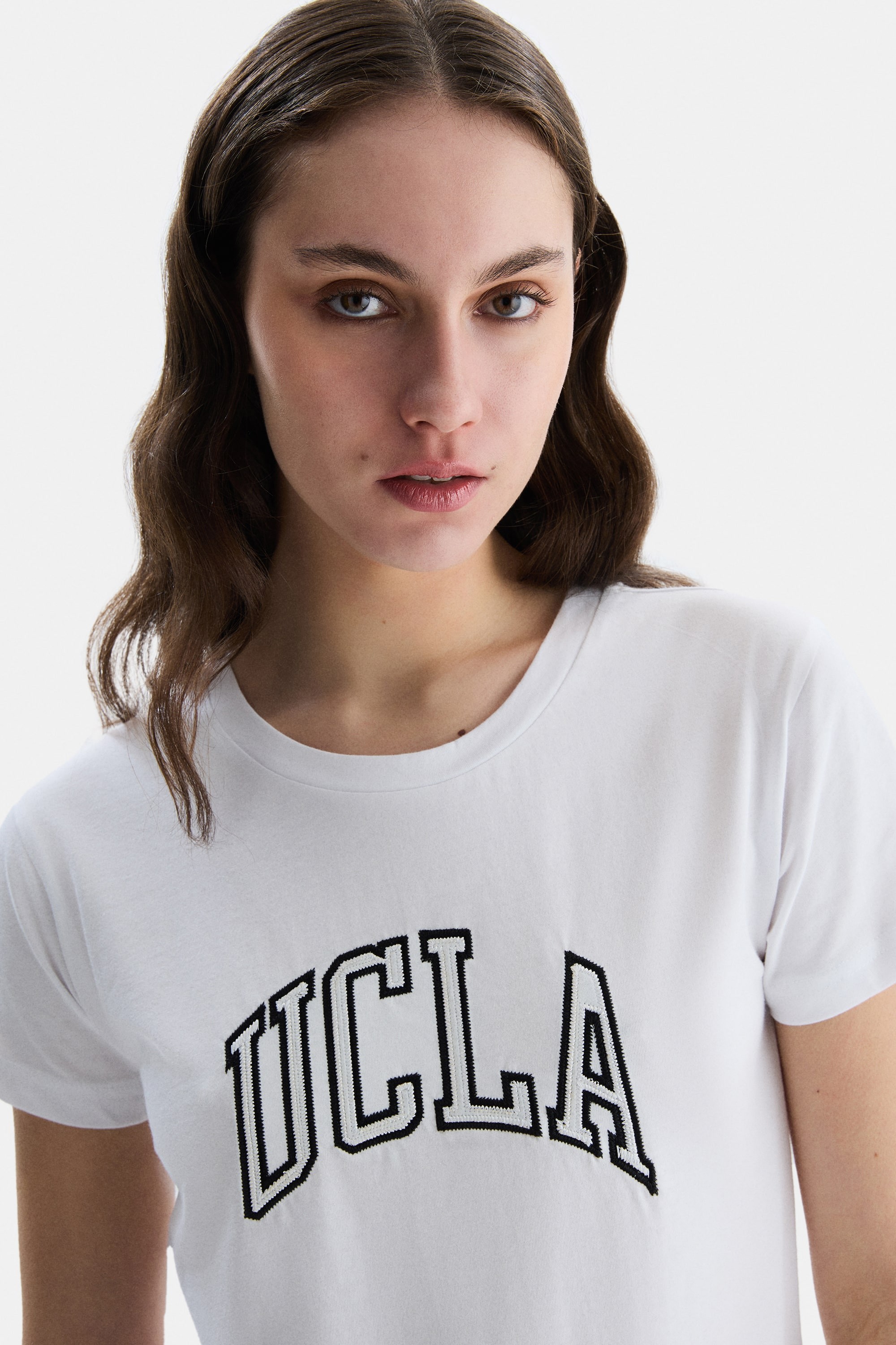ANGELA Beyaz Bisiklet Yaka Nakışlı Standard Fit Kadın Tshirt