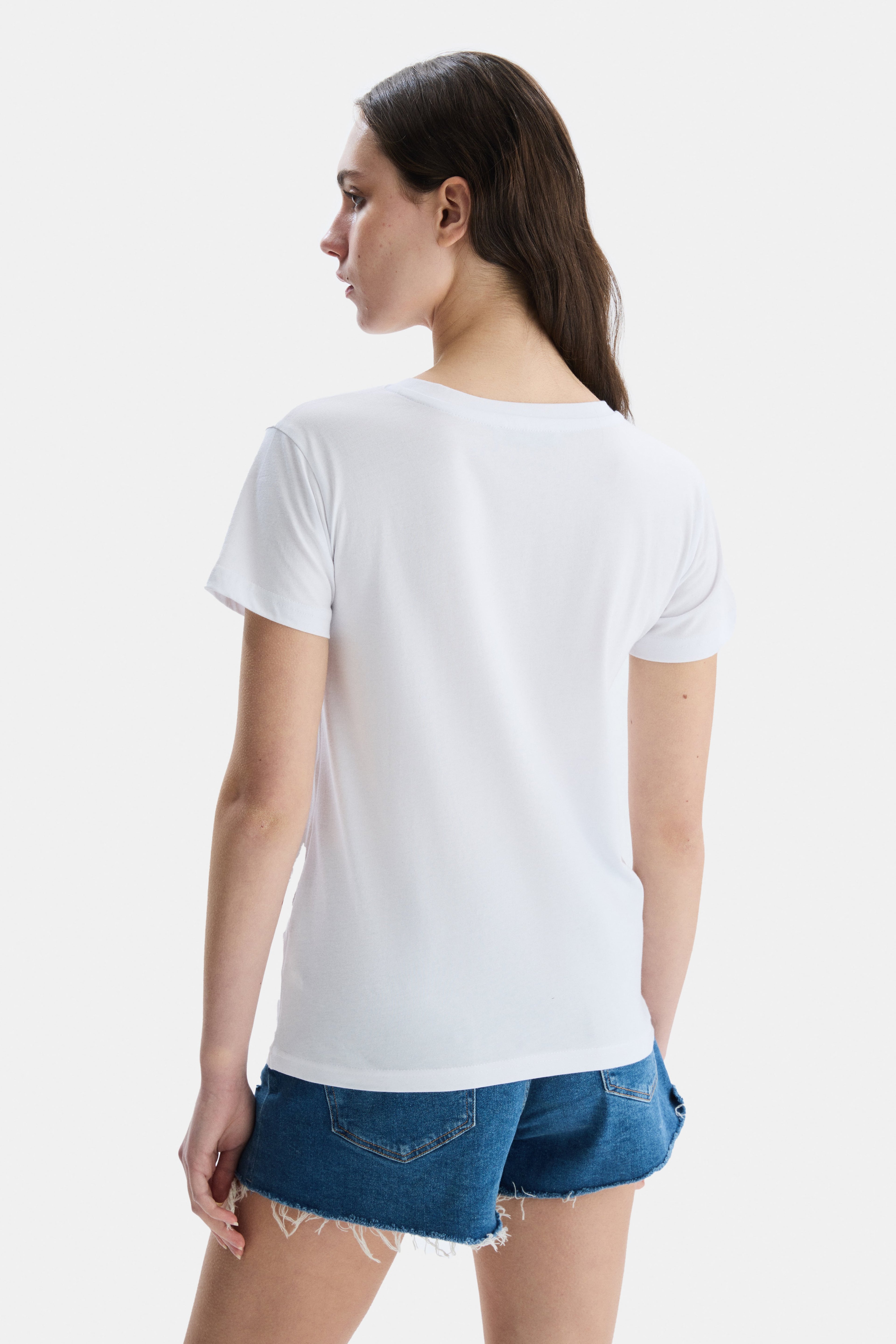 ANGELA Beyaz Bisiklet Yaka Nakışlı Standard Fit Kadın Tshirt