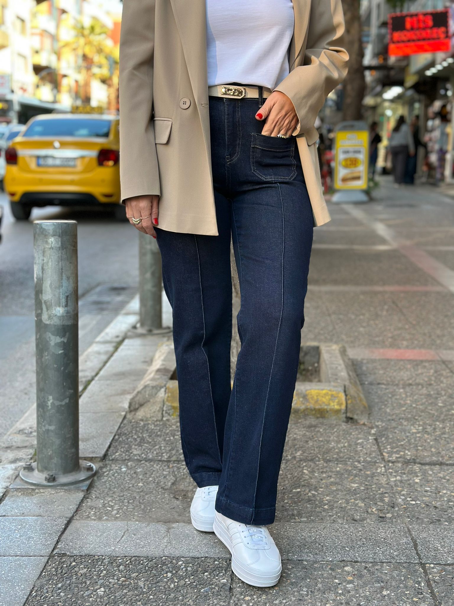 Önü Cep Detaylı Dikişli Jean