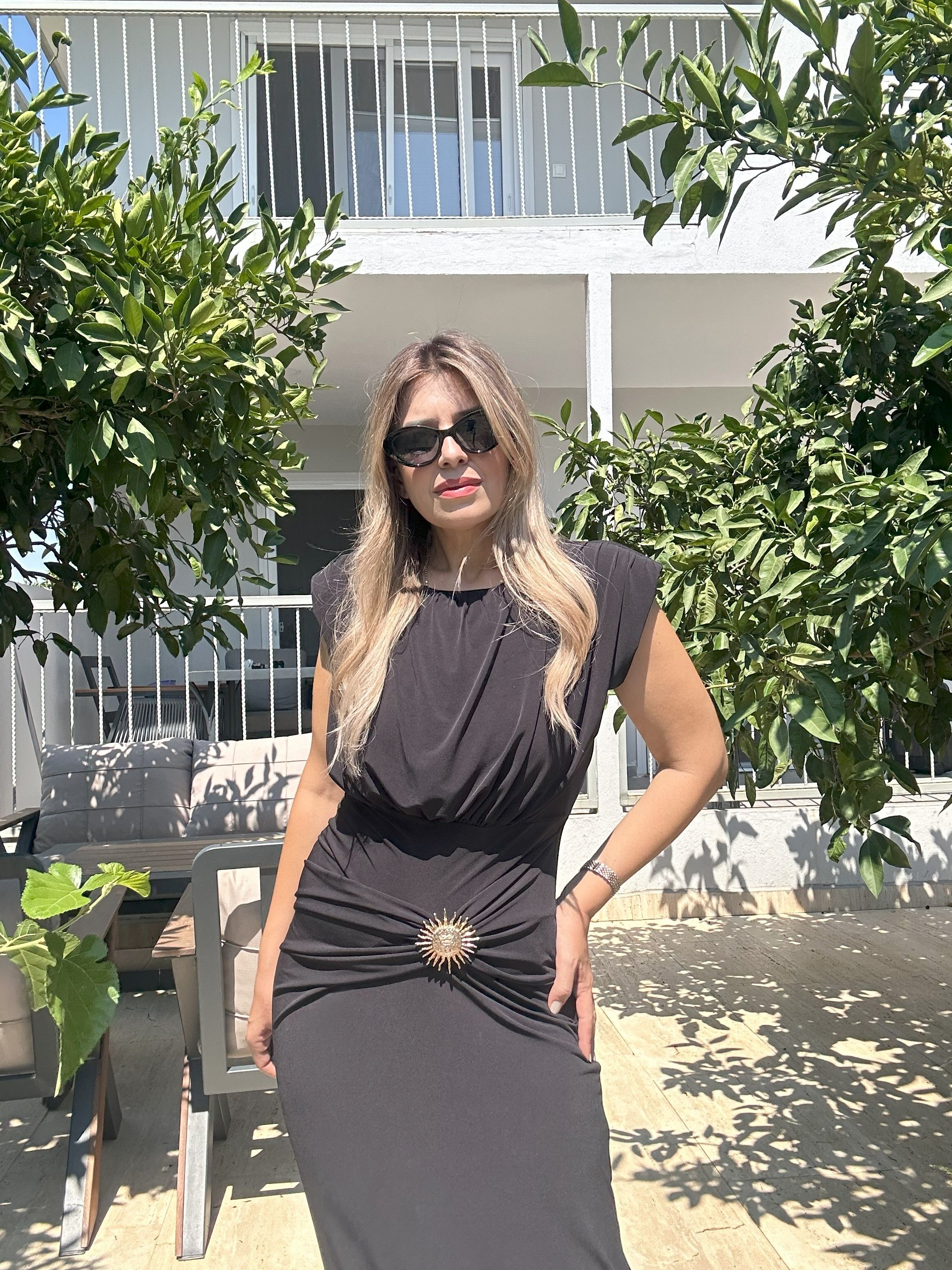 Güneş Toka Detaylı Drapeli Omuz Kısmı Vatkalı Elbise