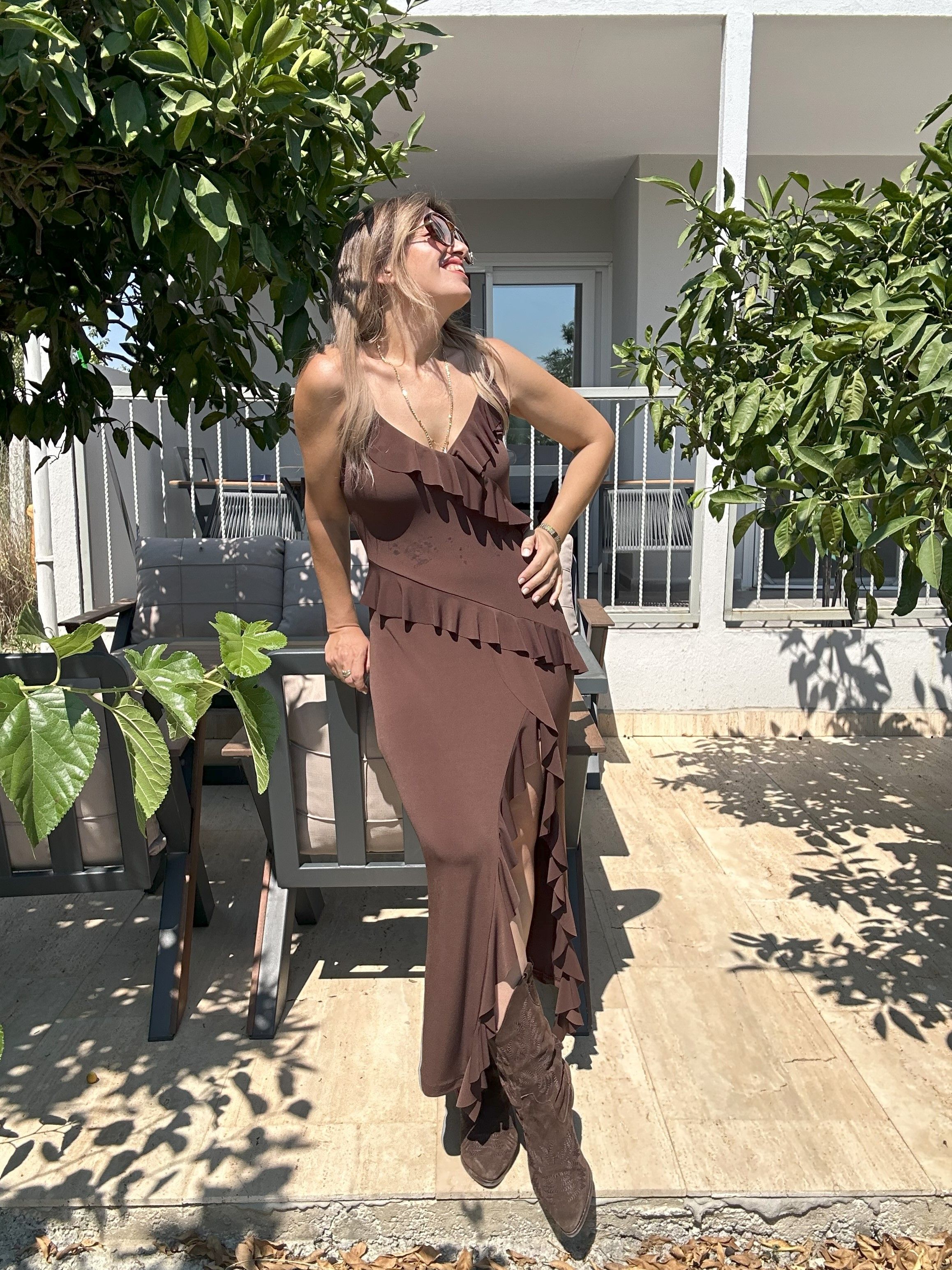 V Yaka Fırfır Detaylı Askılı Elbise - Kahve