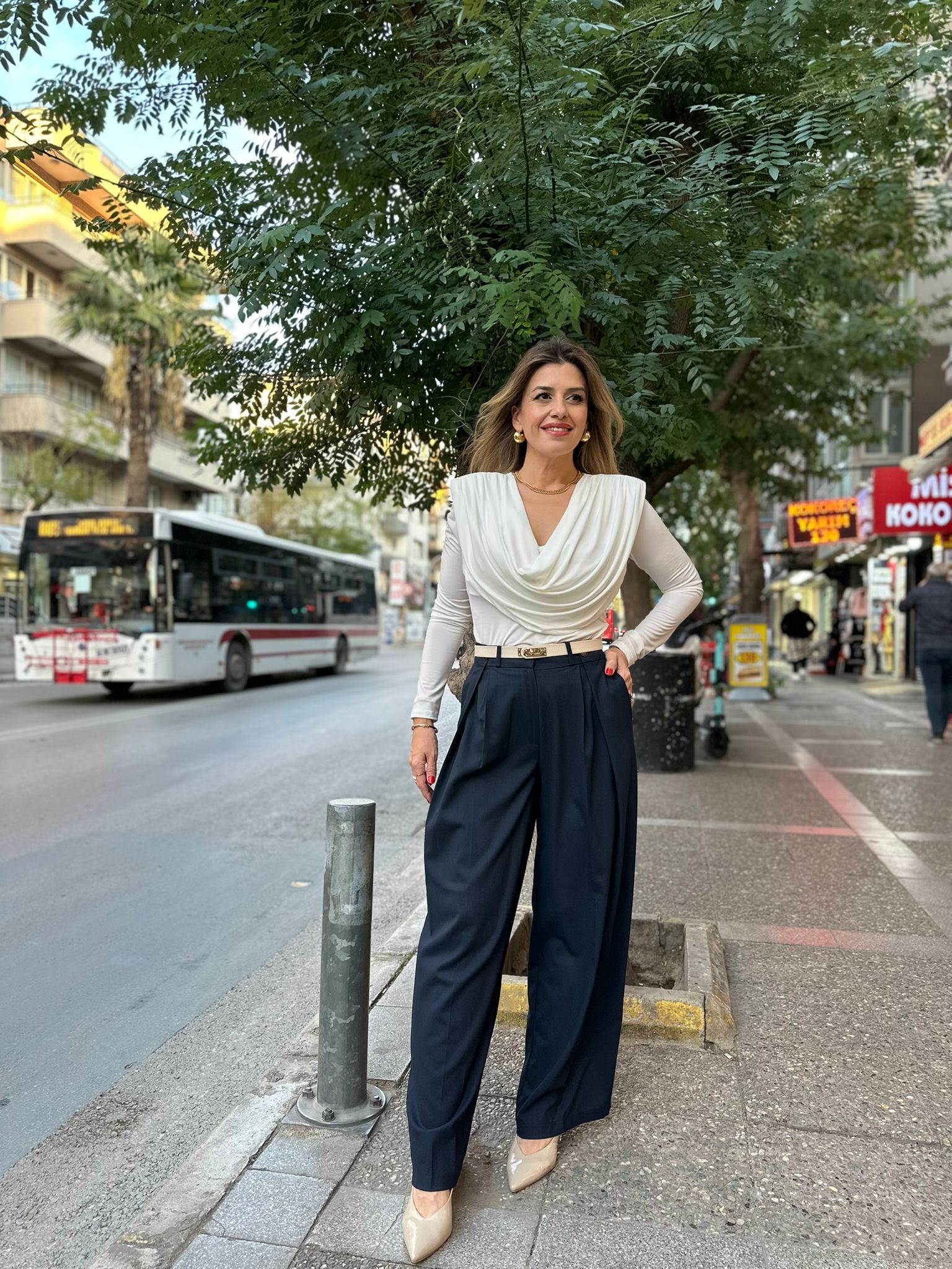 Omuzları Vatkalı Degajeli Yaka Bluz