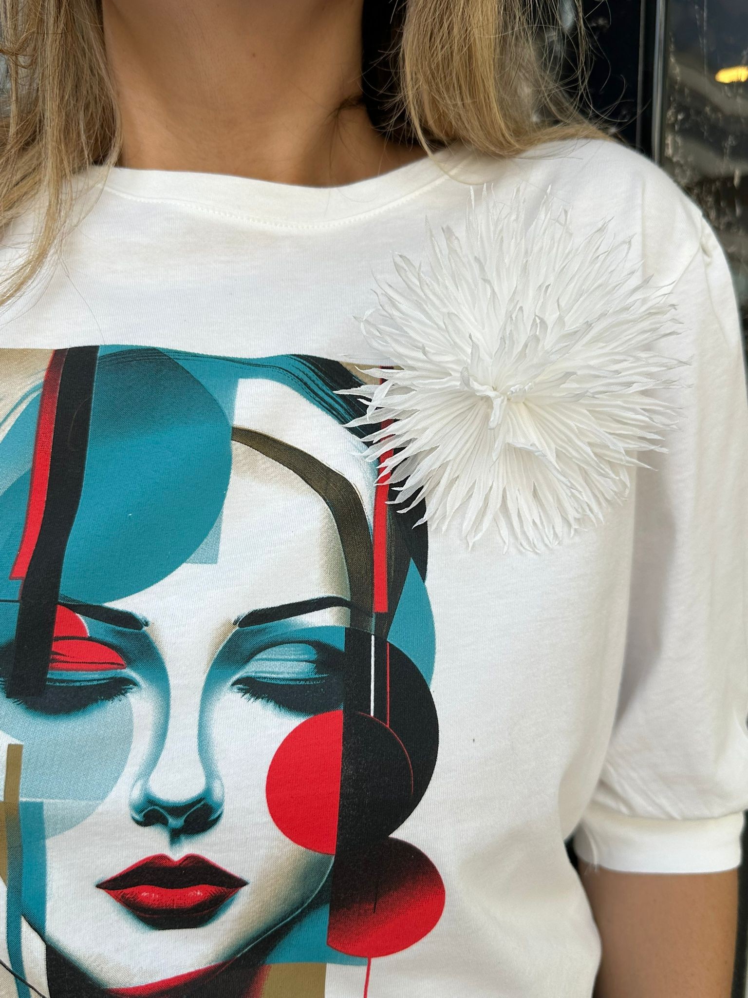Oversize Baskılı Çiçek Takma Detaylı T-Shirt