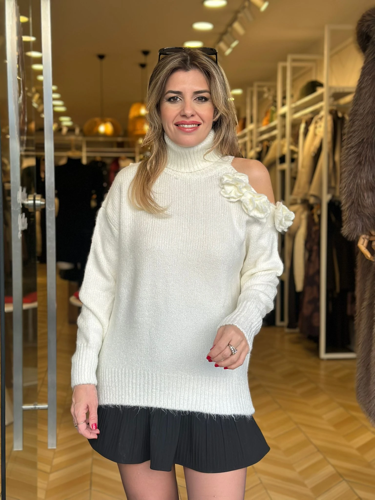 Omuzu Çiçek Detaylı Triko Kazak - Ekru