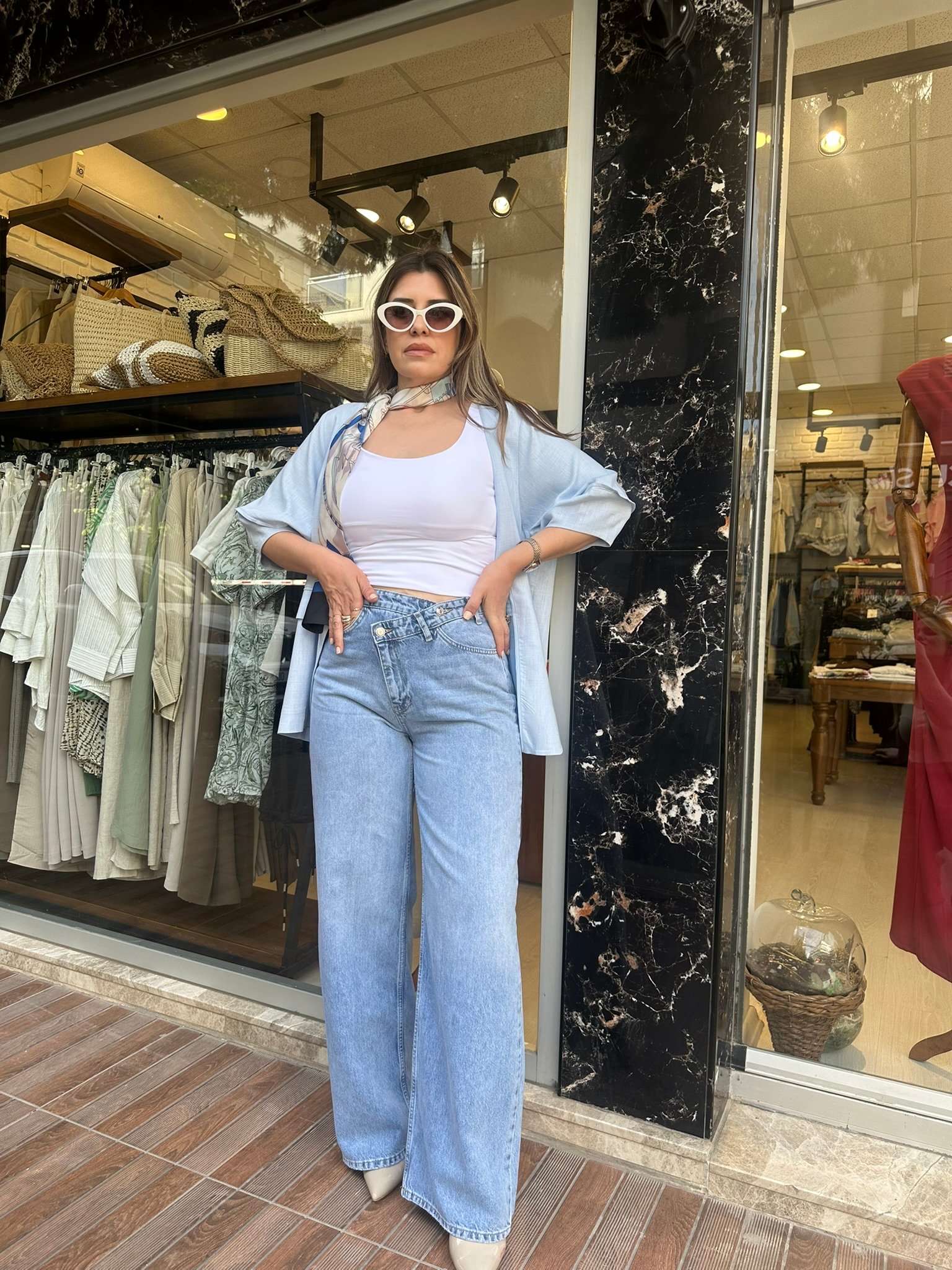 Asimetrik Kemer Detaylı Jean