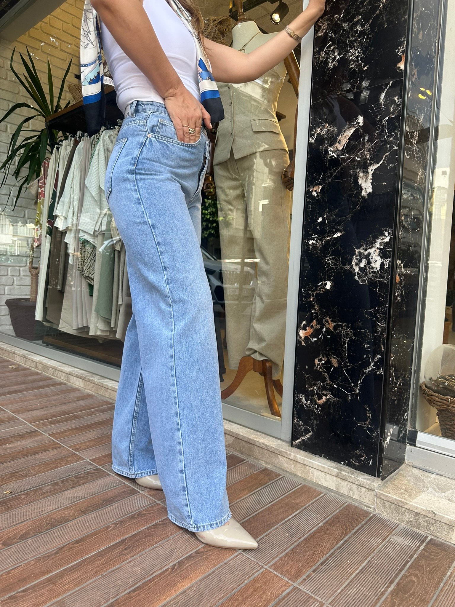 Asimetrik Kemer Detaylı Jean