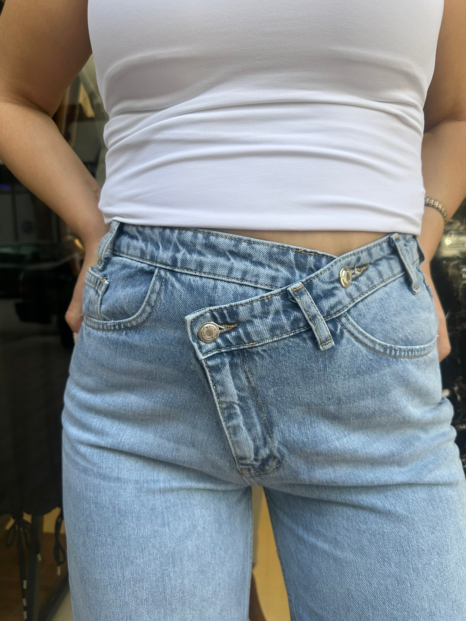 Asimetrik Kemer Detaylı Jean