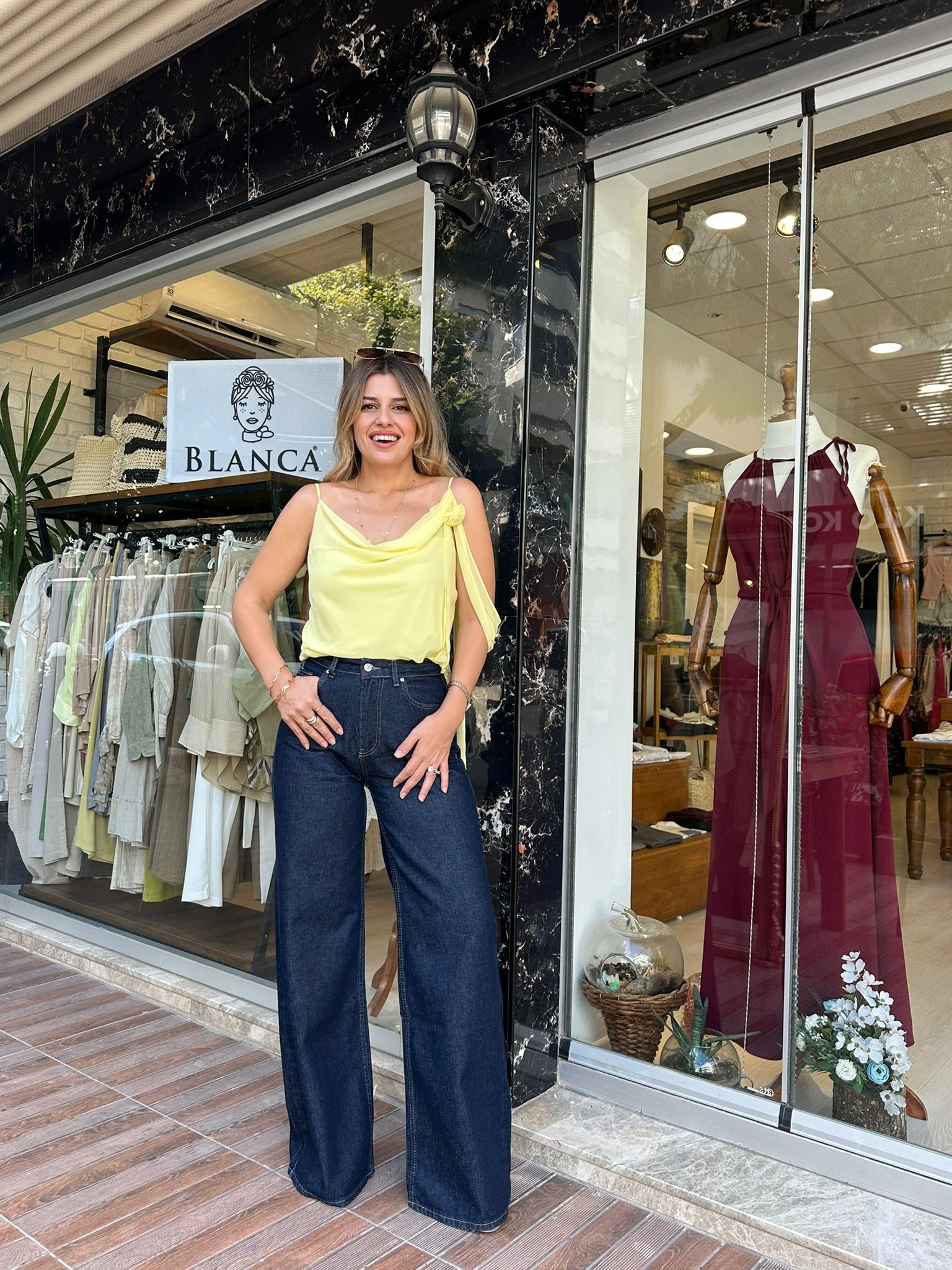 Degaje Yaka Gül Detaylı Bluz
