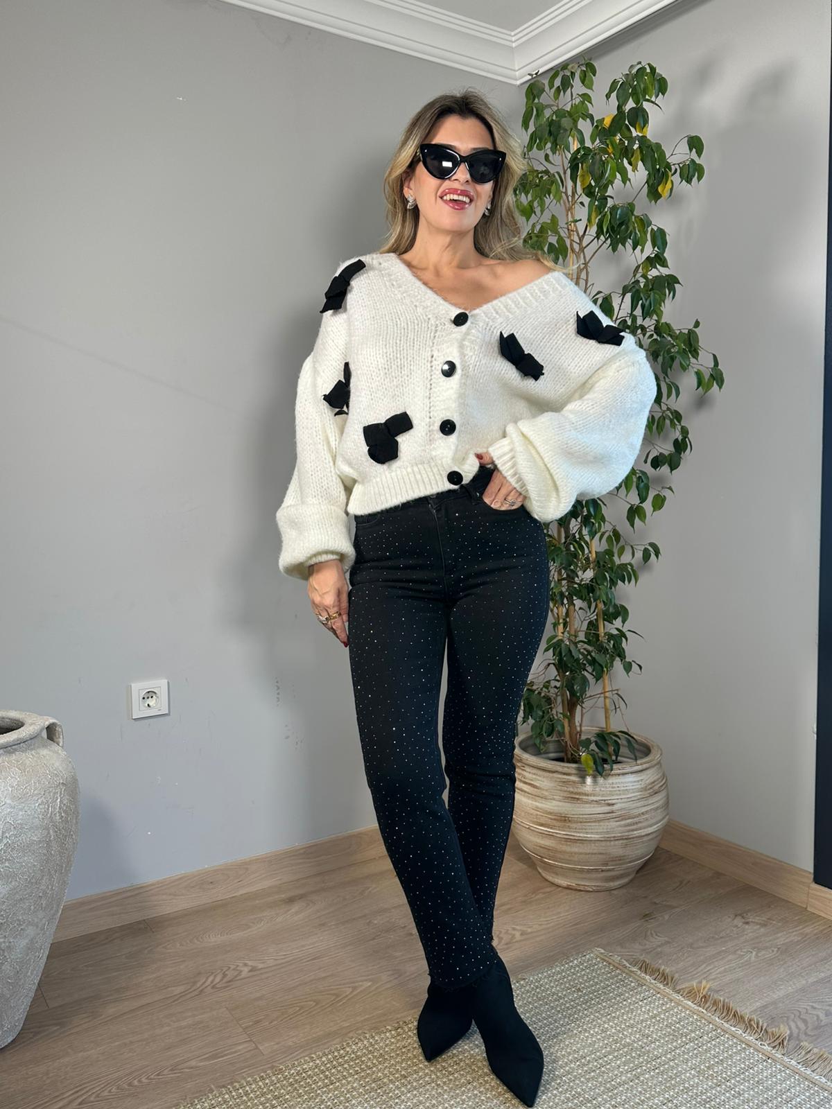 Serpme Taşlı Kesik Paça Jean - Siyah