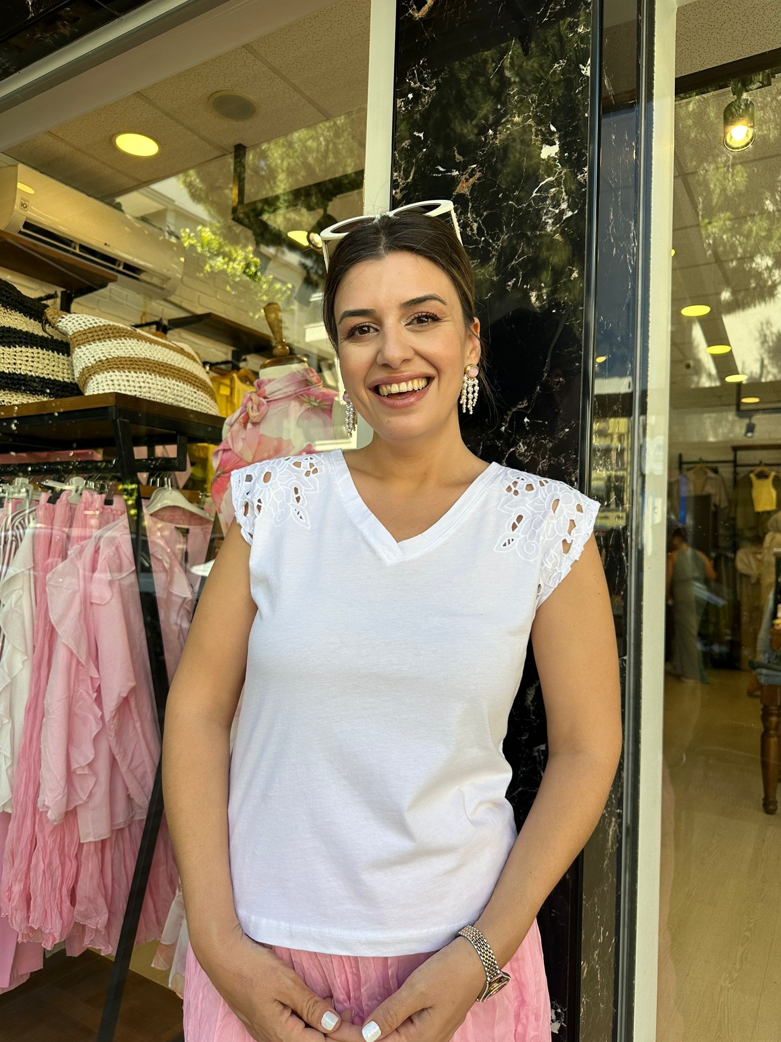 Omzu Fisto Detaylı V Yaka Pamuklu T-shirt