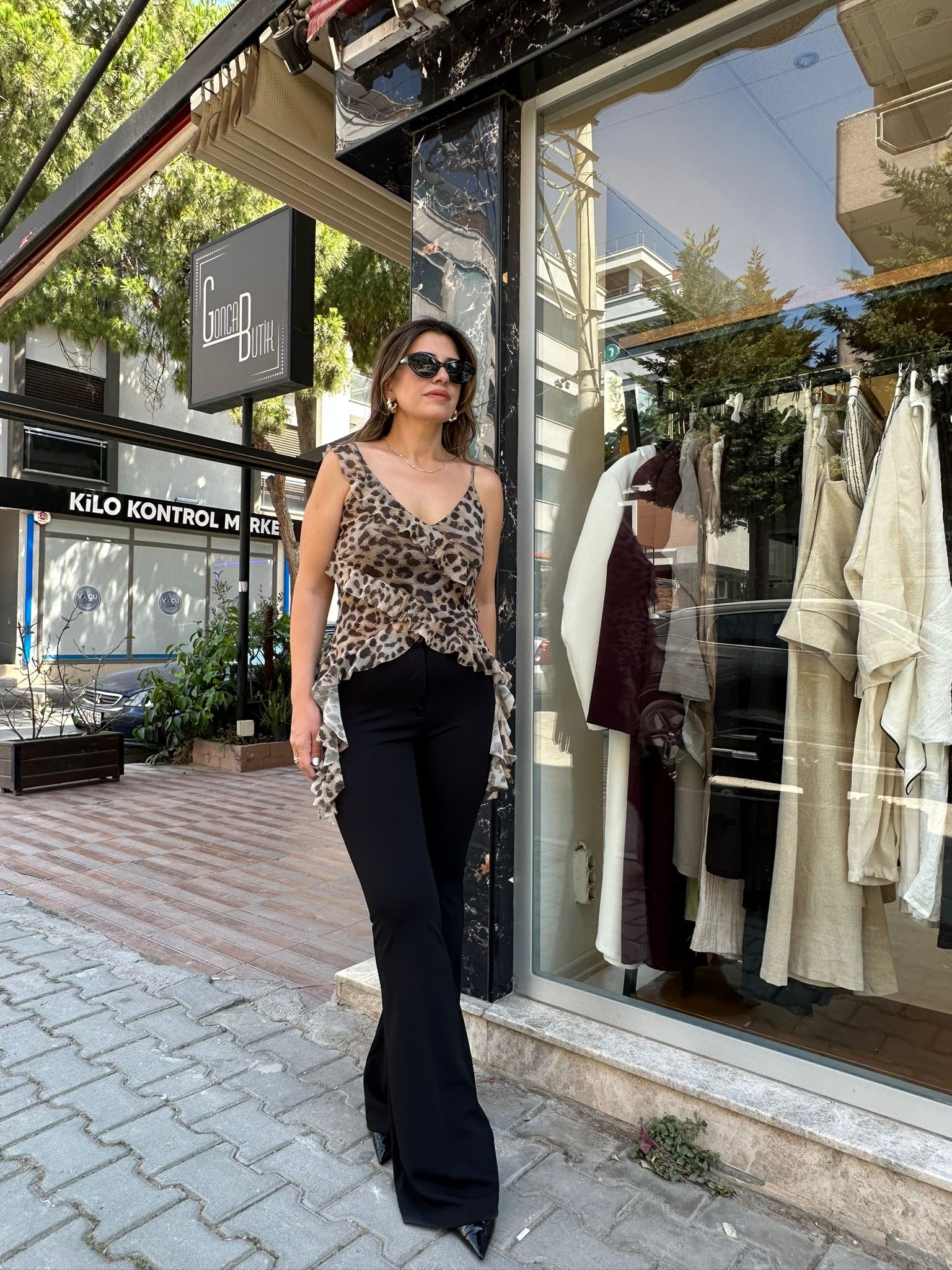 Beli Zincir Kemer Detaylı İspanyol Paça Pantolon - Siyah