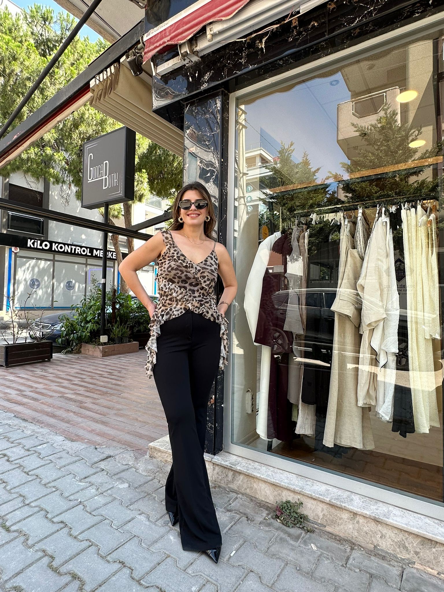 Beli Zincir Kemer Detaylı İspanyol Paça Pantolon