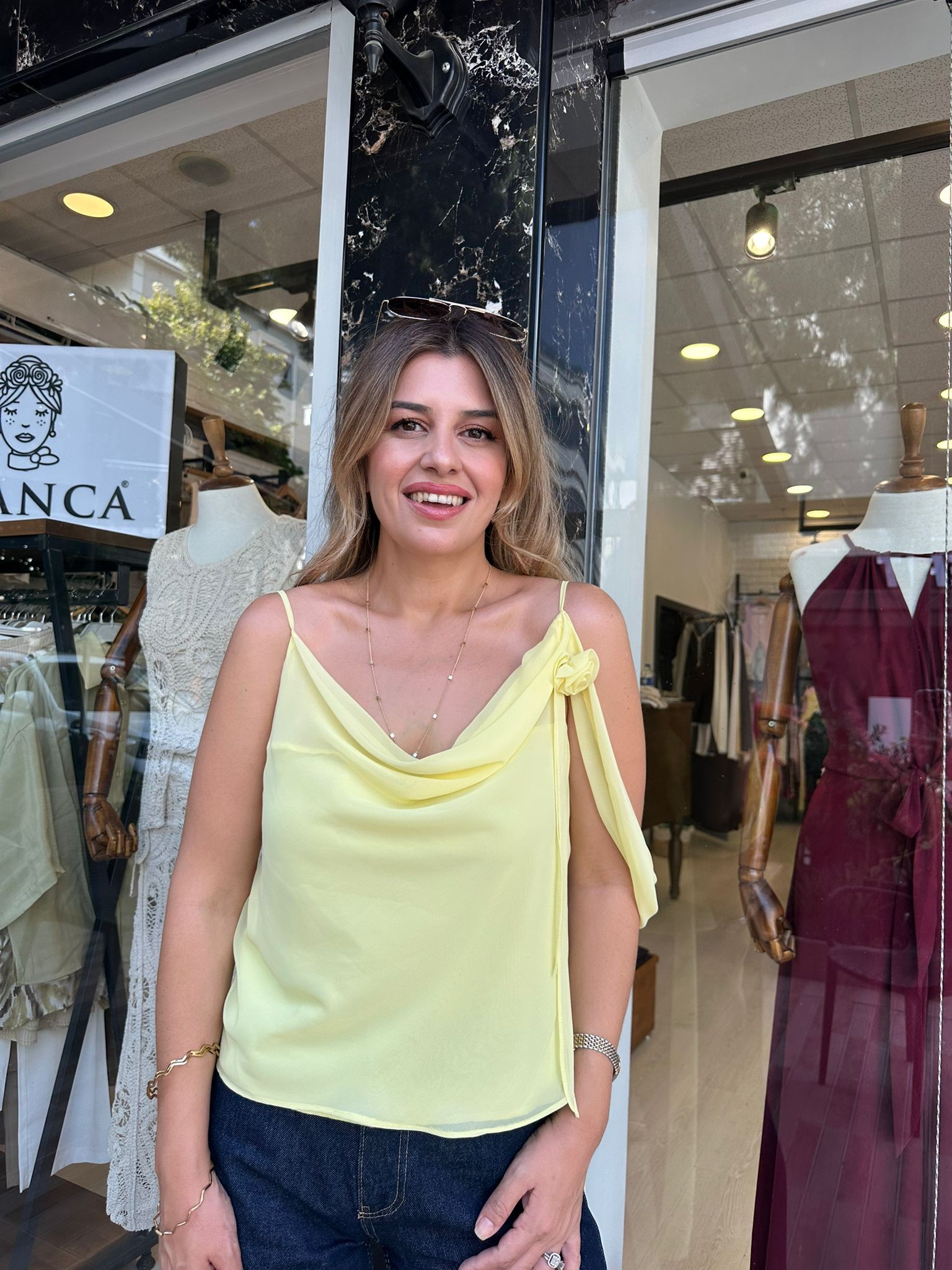 Degaje Yaka Gül Detaylı Bluz