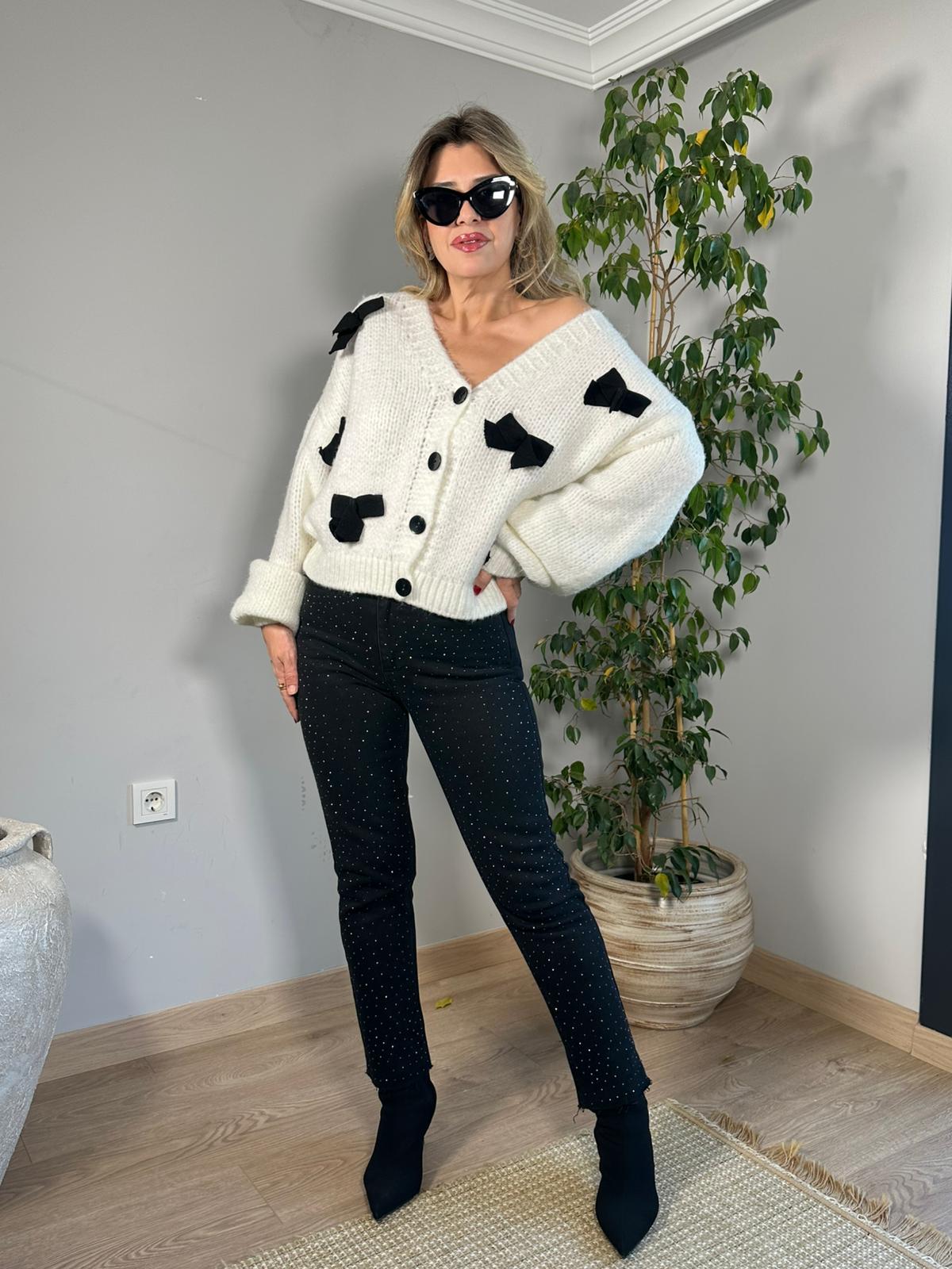 Serpme Taşlı Kesik Paça Jean