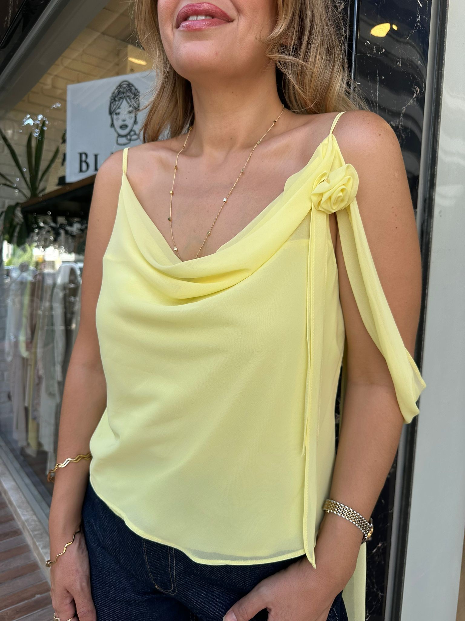 Degaje Yaka Gül Detaylı Bluz