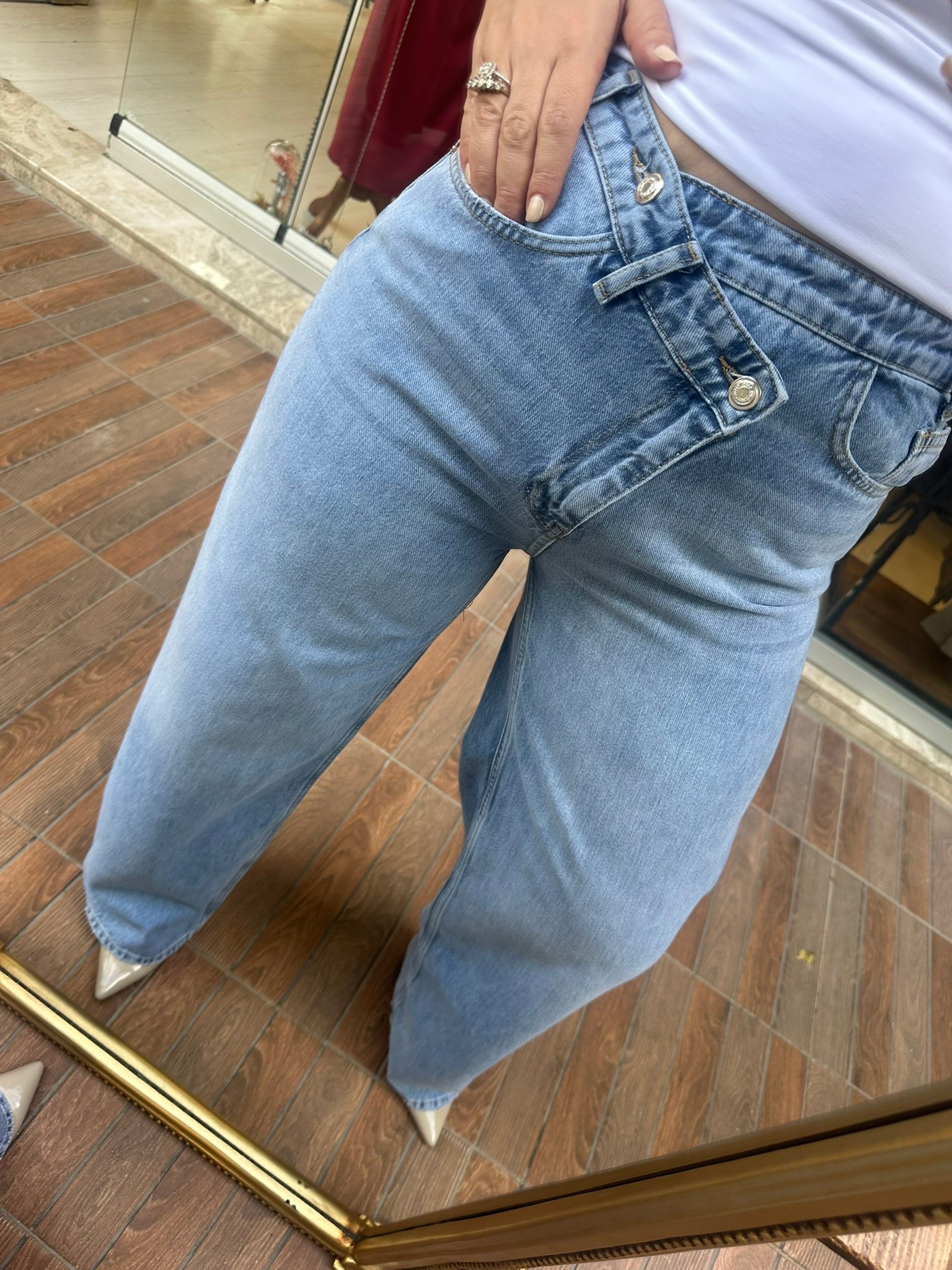 Asimetrik Kemer Detaylı Jean