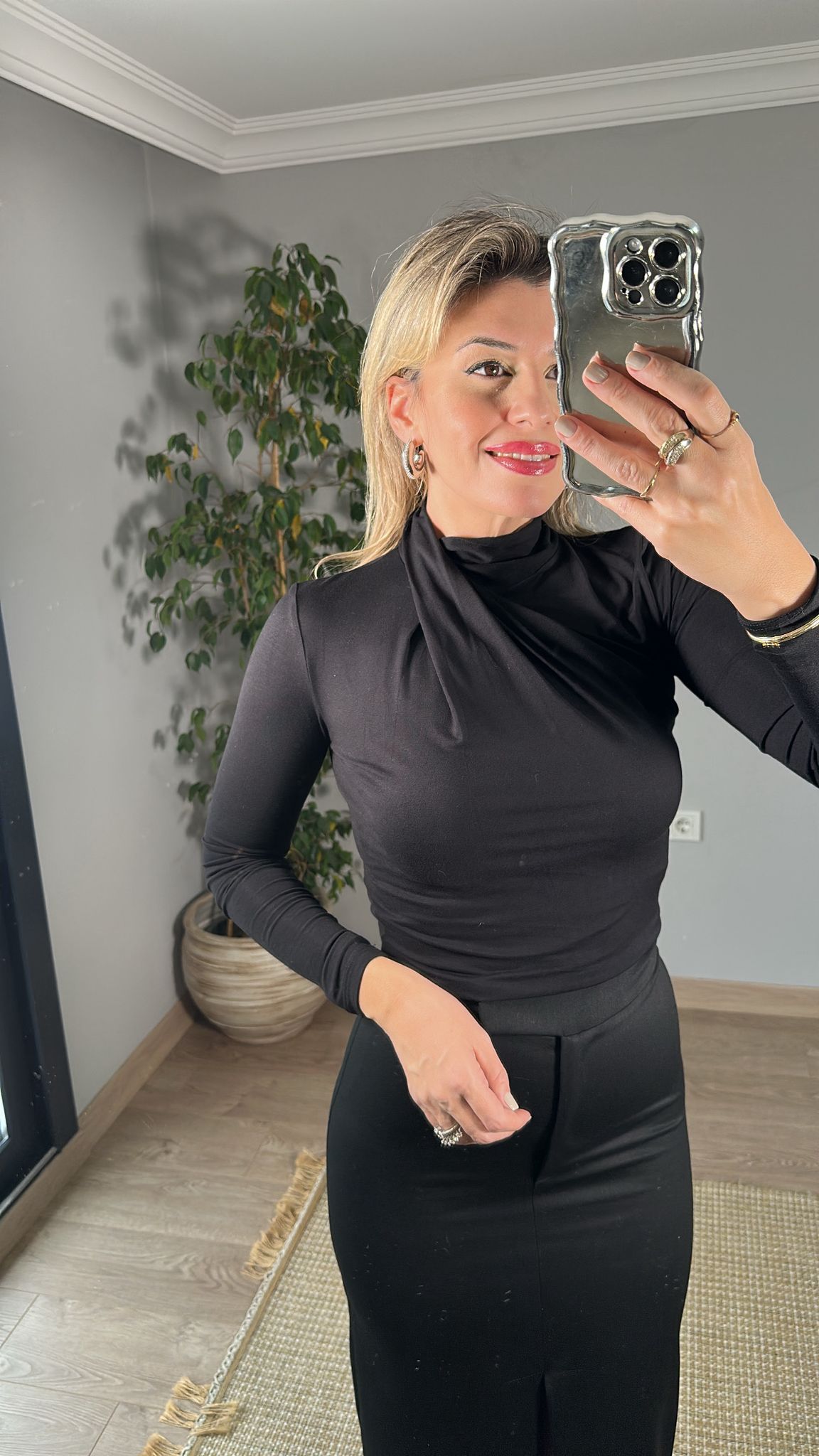 Dik Yaka ve Yaka Detaylı Bluz - Siyah