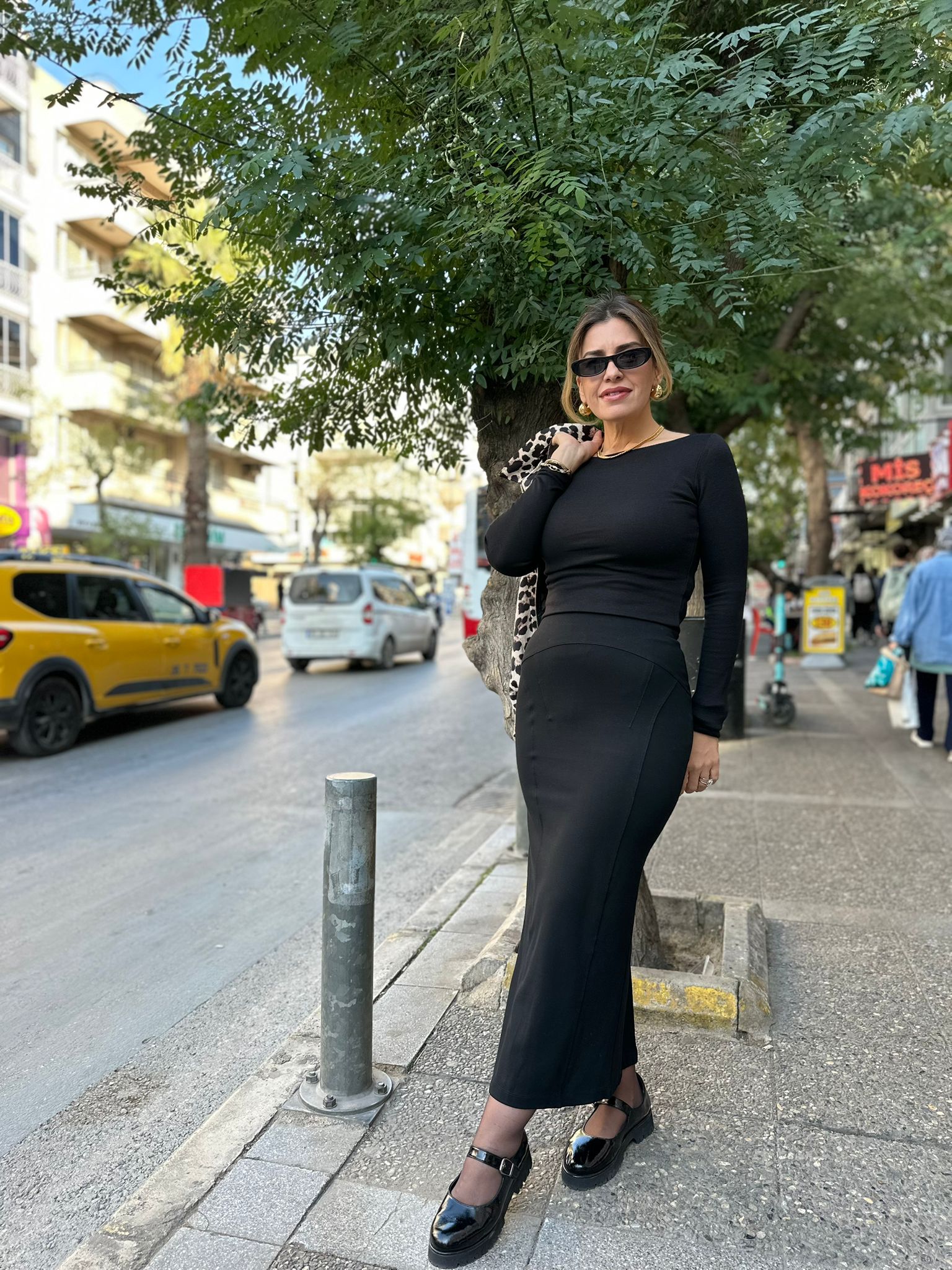 Yırtmaç Detaylı Kalem Etek